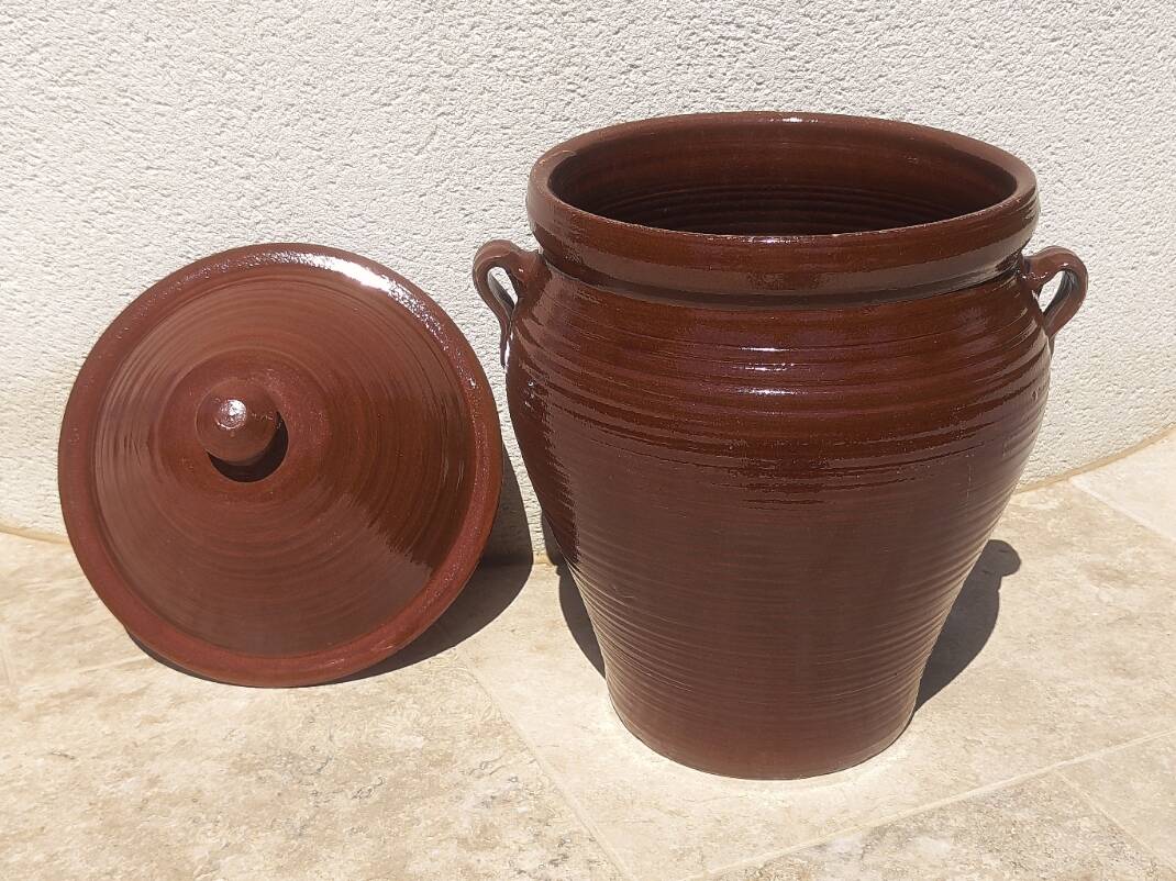 Large glazed terracotta jar, cognac colour with its lid.