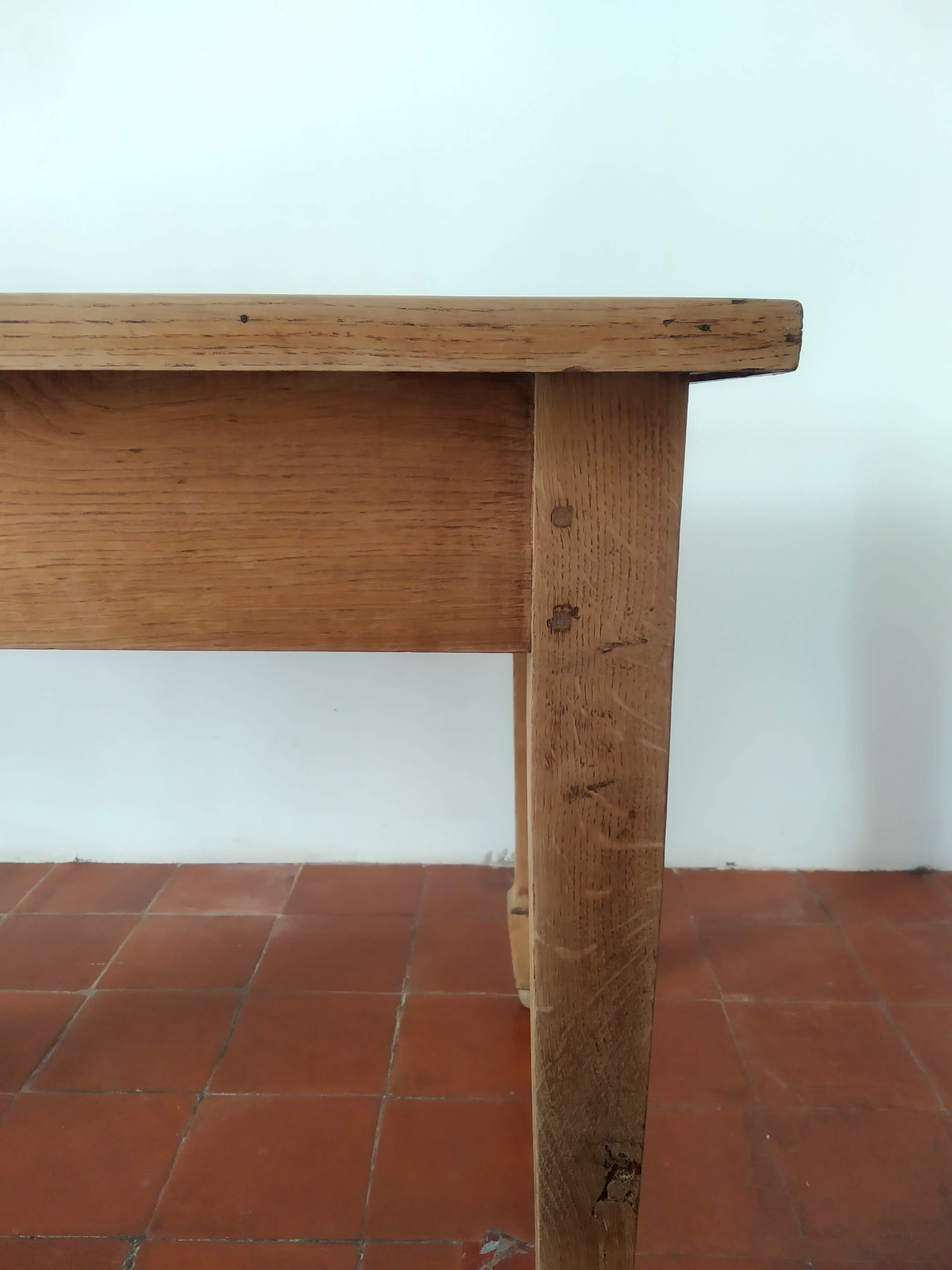 Antique oak table with 2 drawers