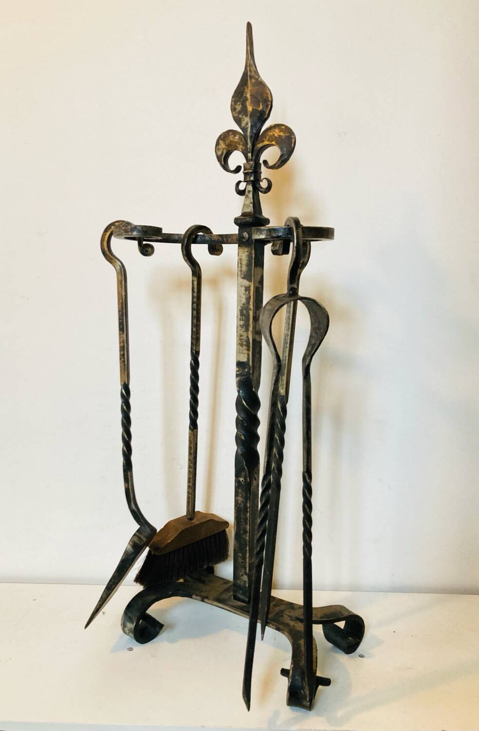 Accessoires de cheminée époque milieu XXe en fer forgé fleur de LYS