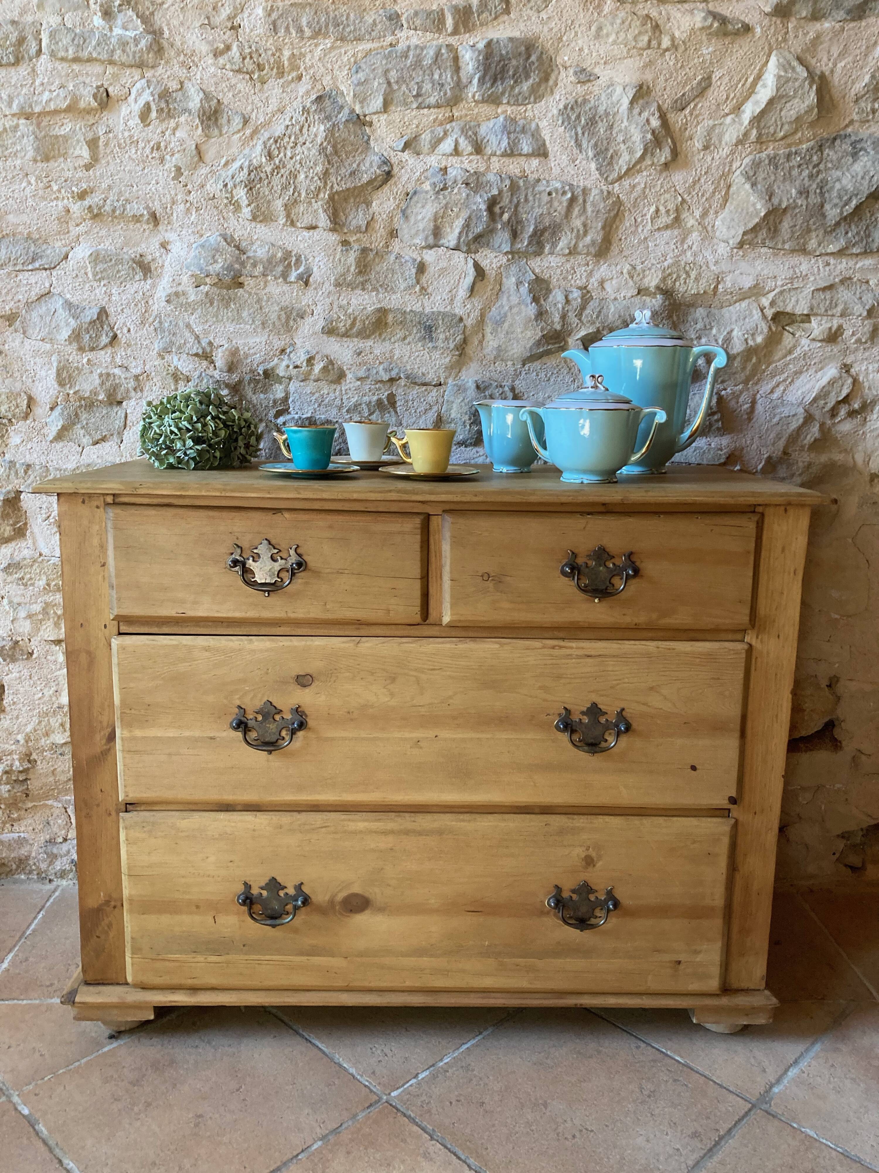 Old 4-drawer chest of drawers in solid pine