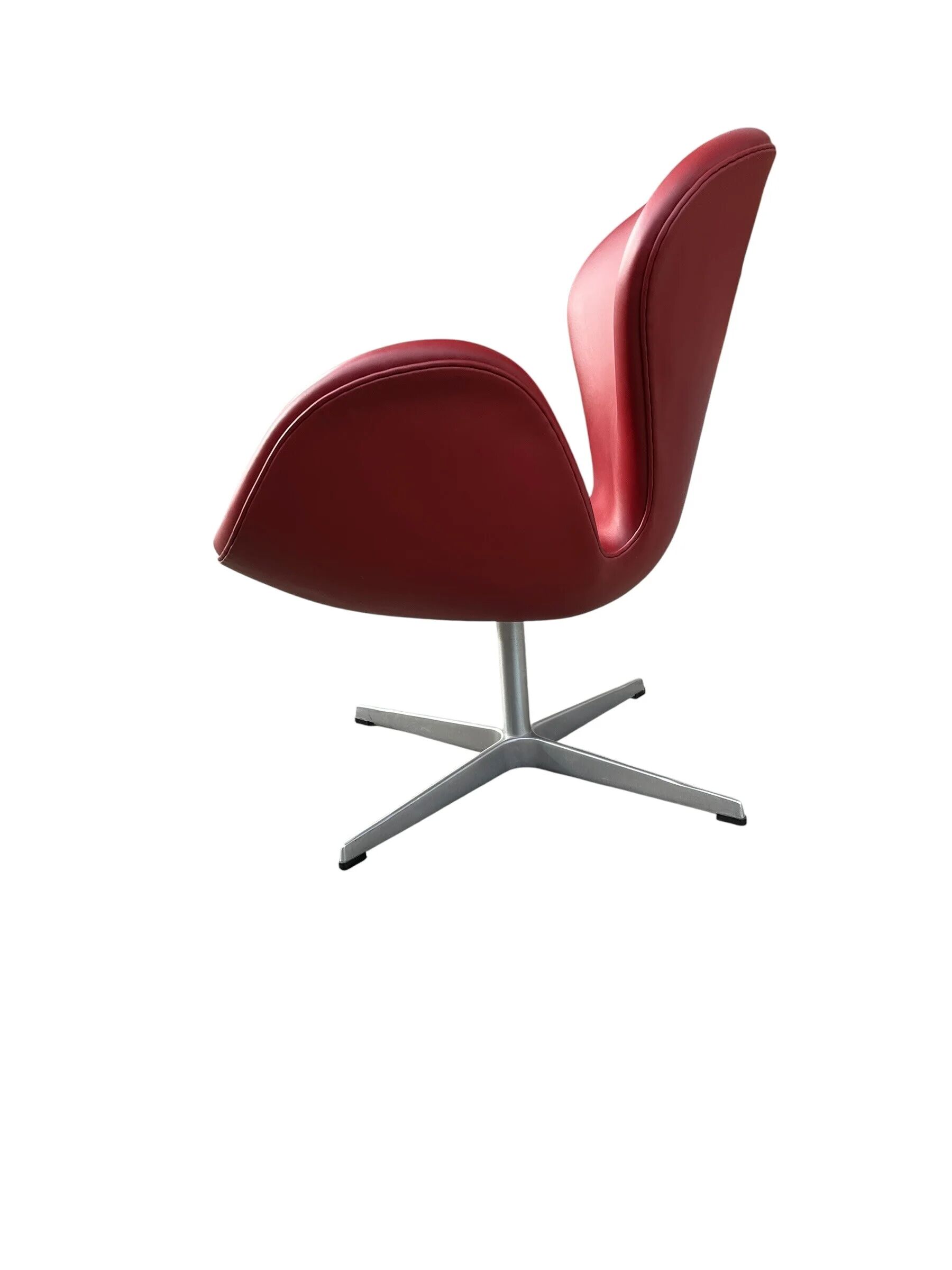 Swan chair by Arne Jacobsen for Fritz Hansen in Indian red leather