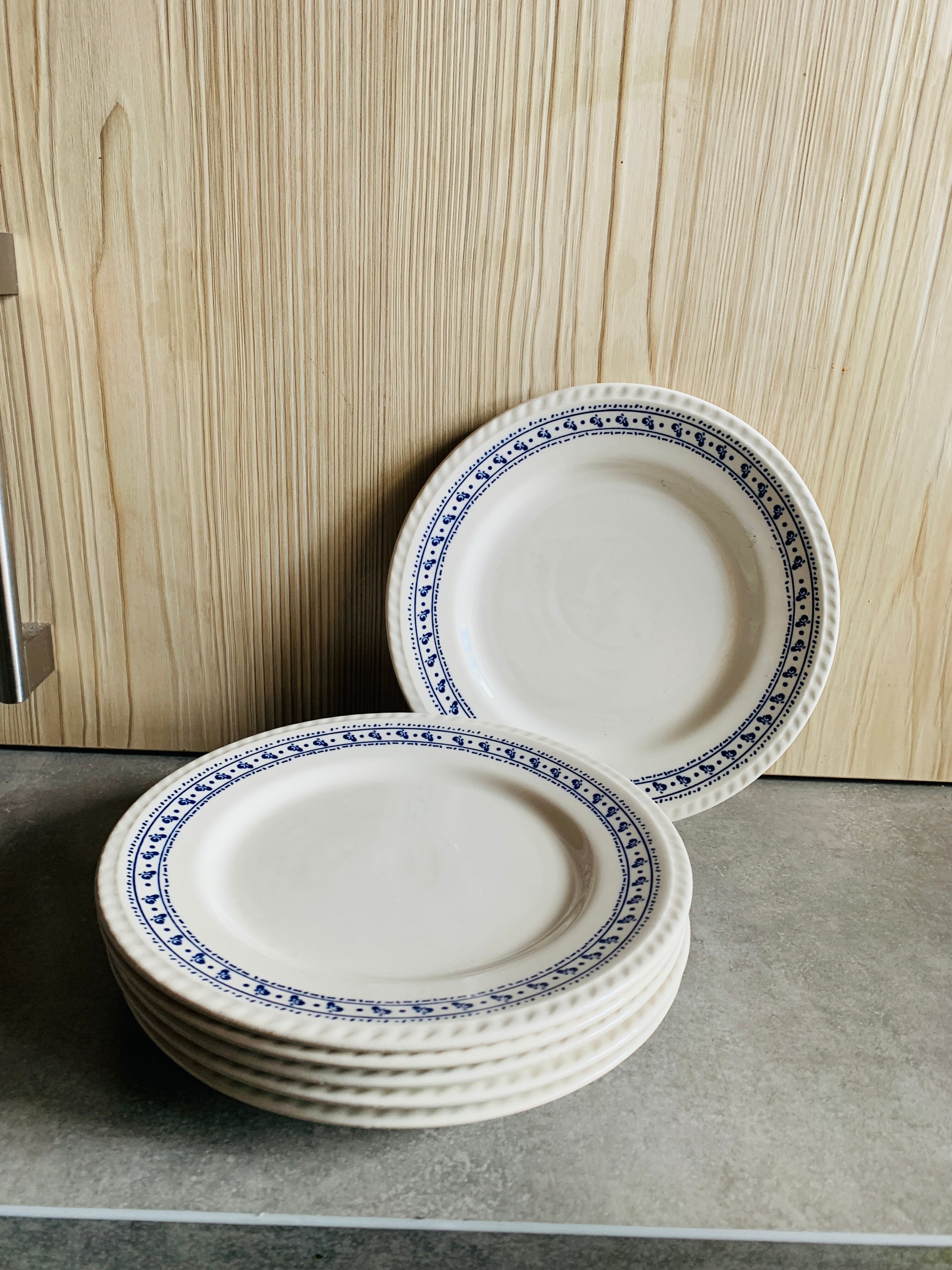 Assiettes blanche vintage à décor bleu