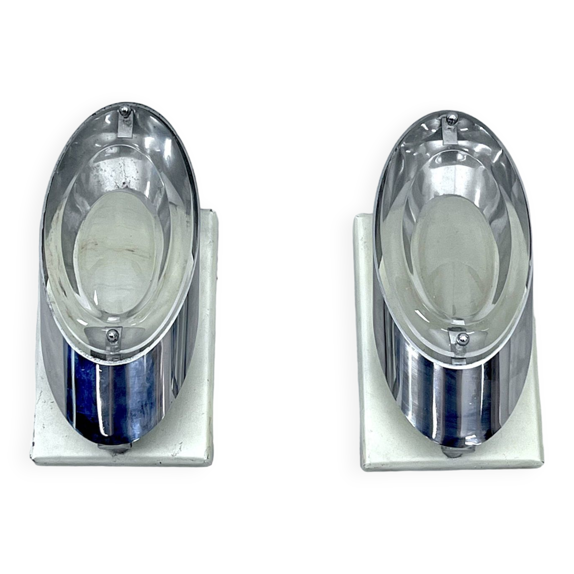Oscar Torlasco, postmodern pair of Italian sconces in chrome and glass. 1970s