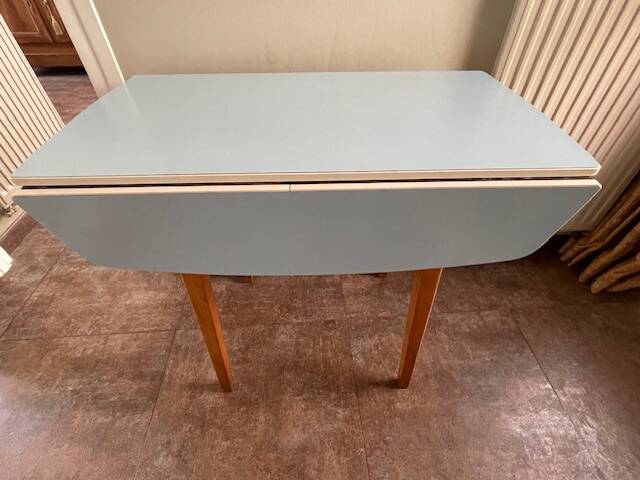 1960s formica table with 2 drop-leaves