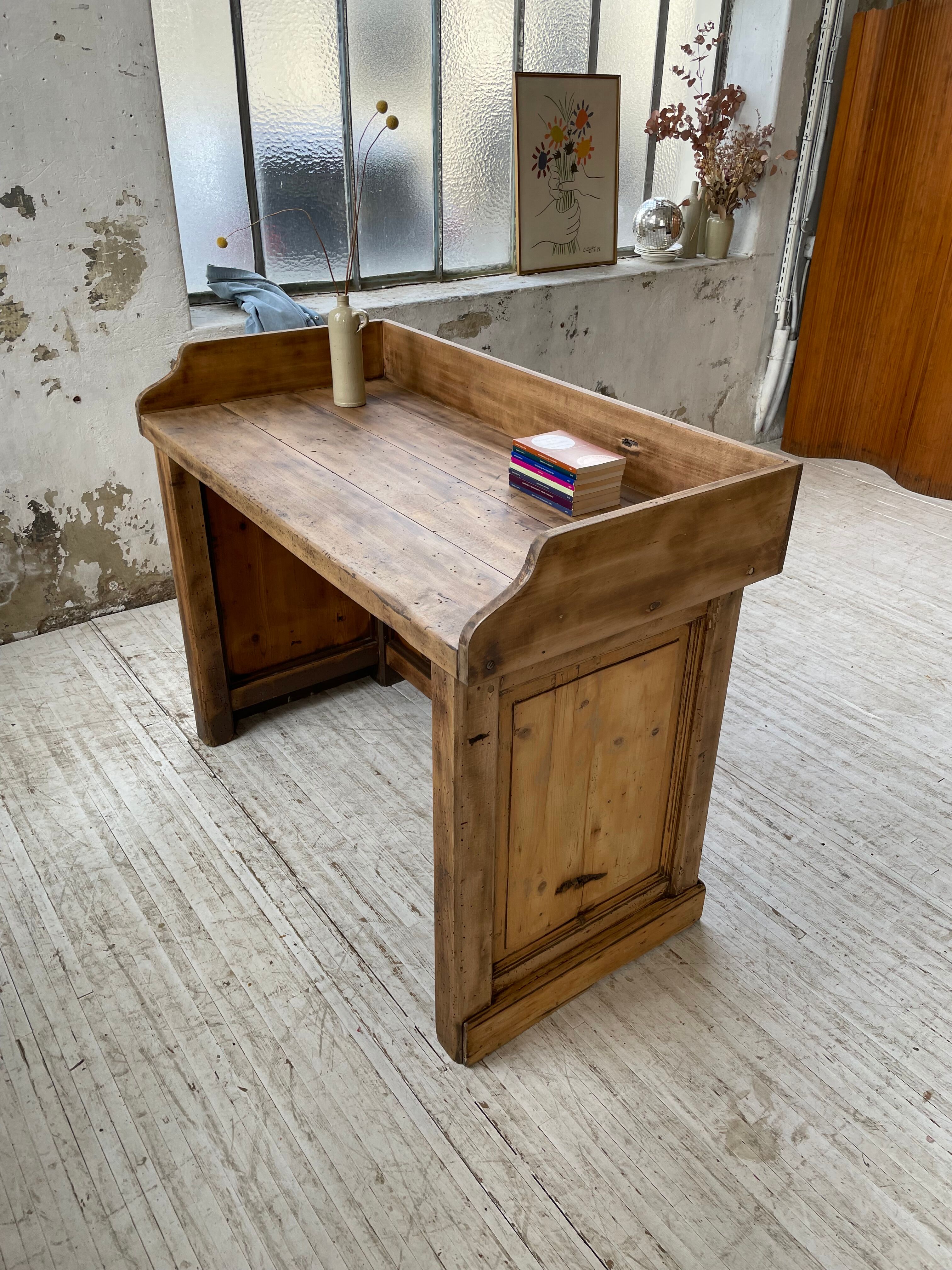 Trading counter central island pine