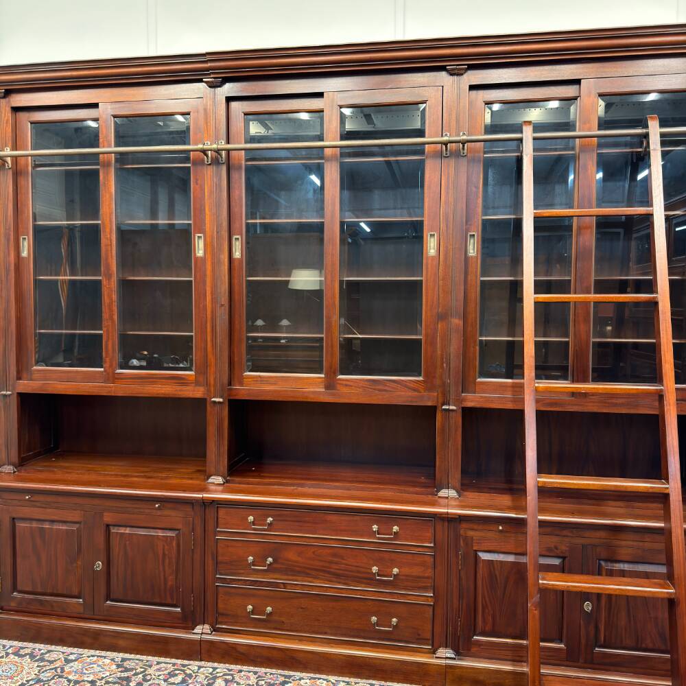 Bibliothèque classique en bois avec vitrine