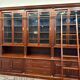 Bibliothèque classique en bois avec vitrine