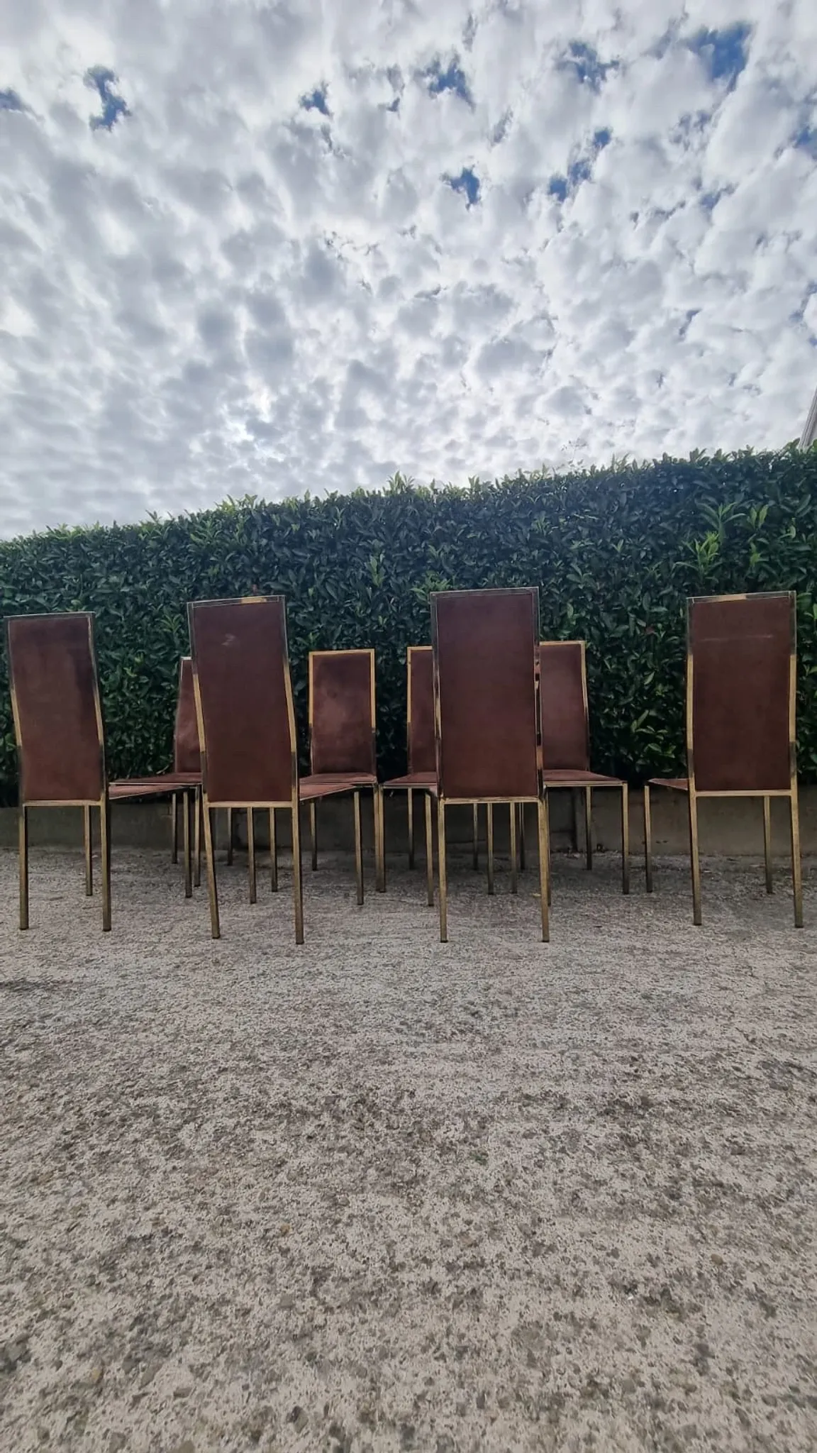 8 vintage 1970s chairs in brass and velvet with high backs.