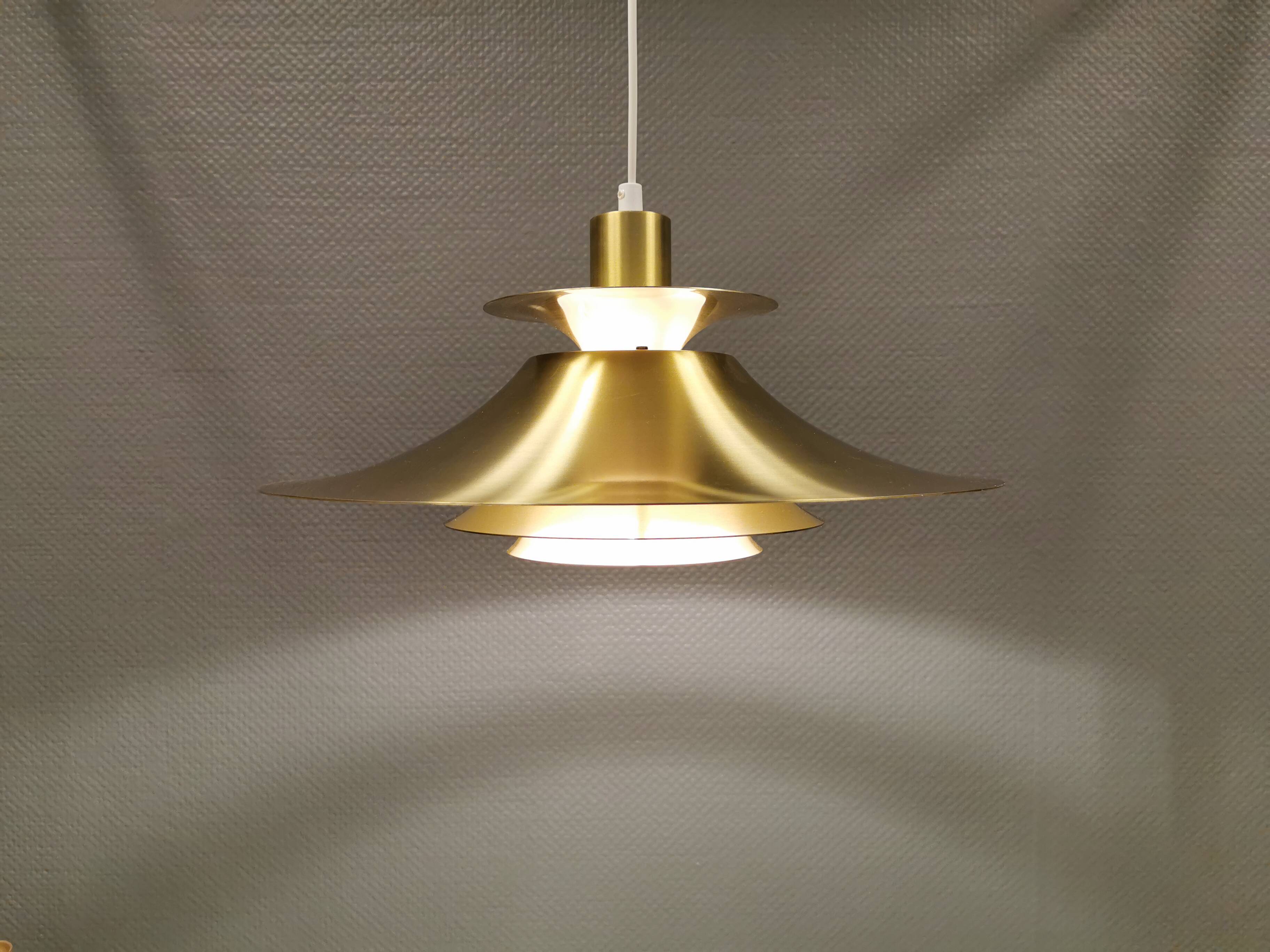 Suspension danoise en aluminium couleur laiton