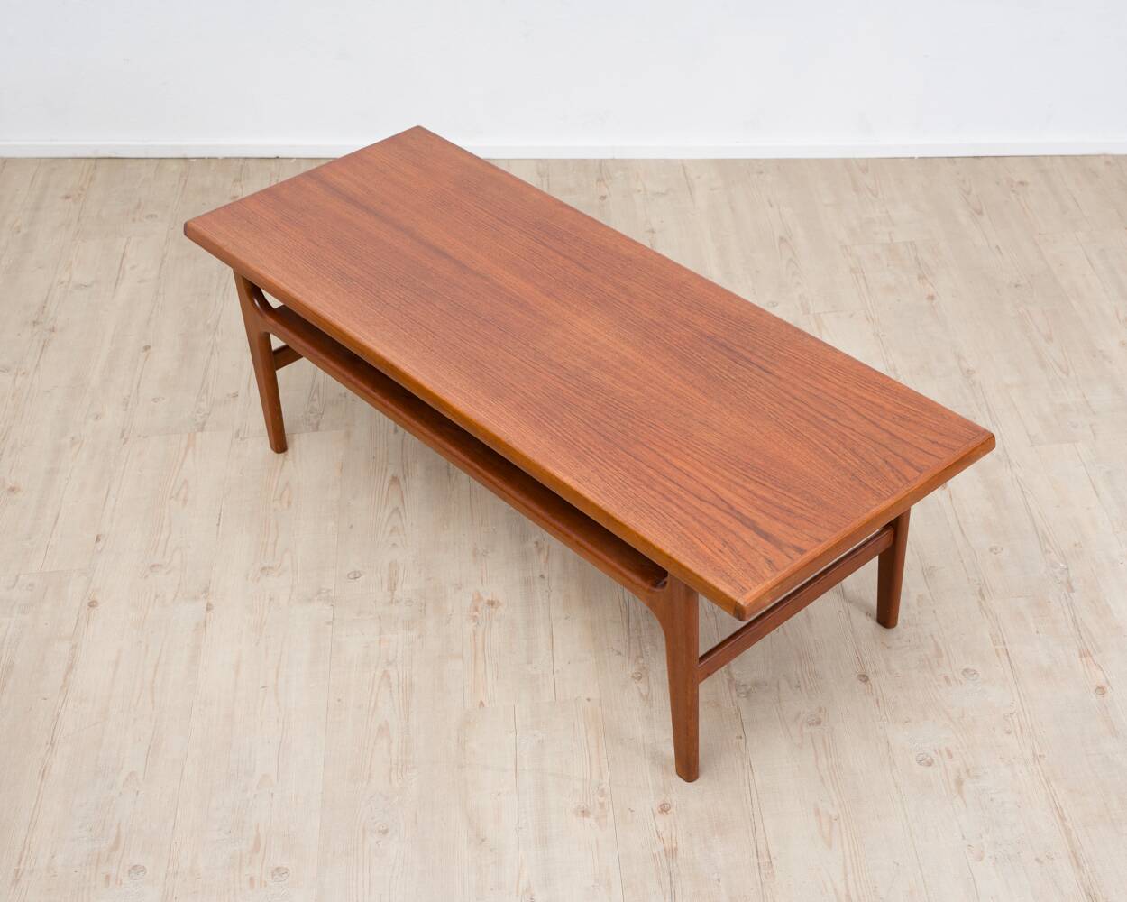 Table basse danoise en teck par Nils Bach, années