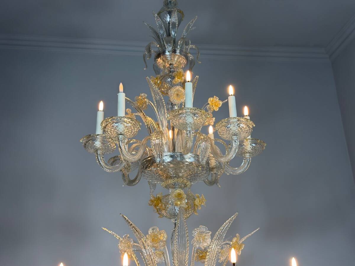 Venetian chandelier in gilded Murano glass, 24 light sources, three tiers, circa 1940.