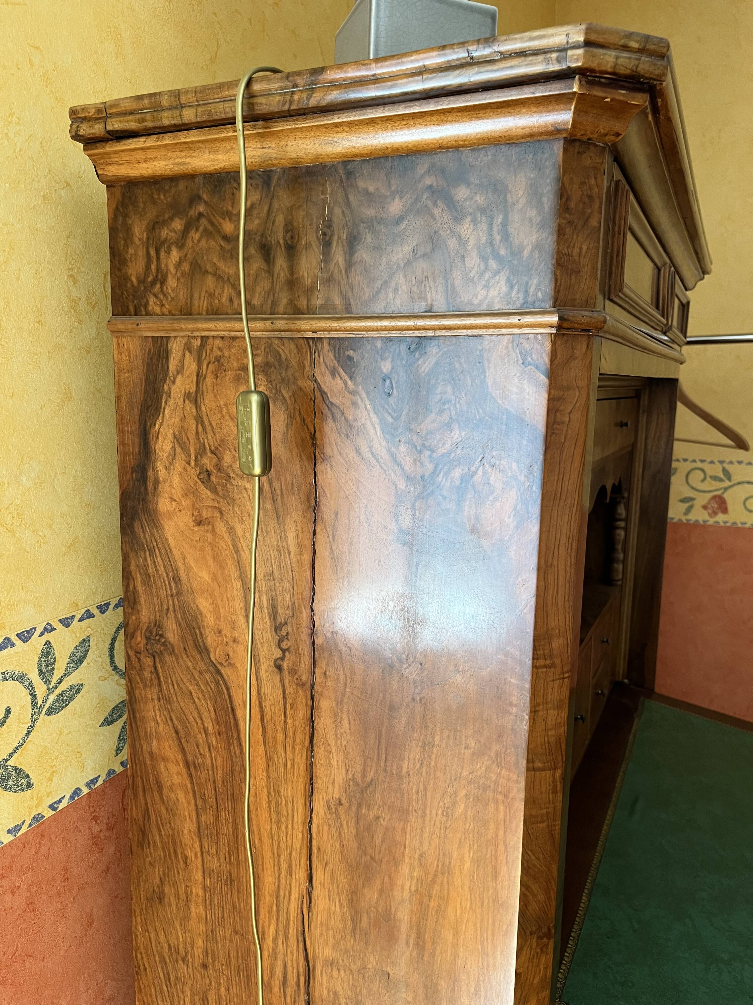 Antique secretary in flamed walnut, Louis-Philippe period.