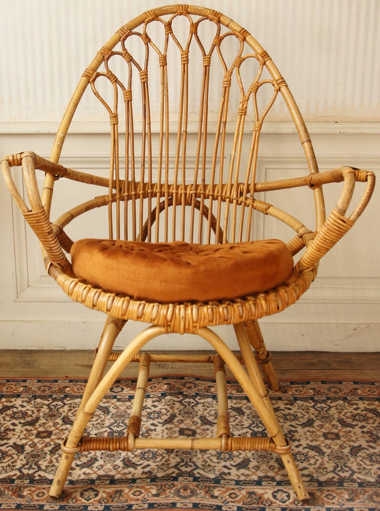 Rattan “egg” armchairs 1960 & its cushion