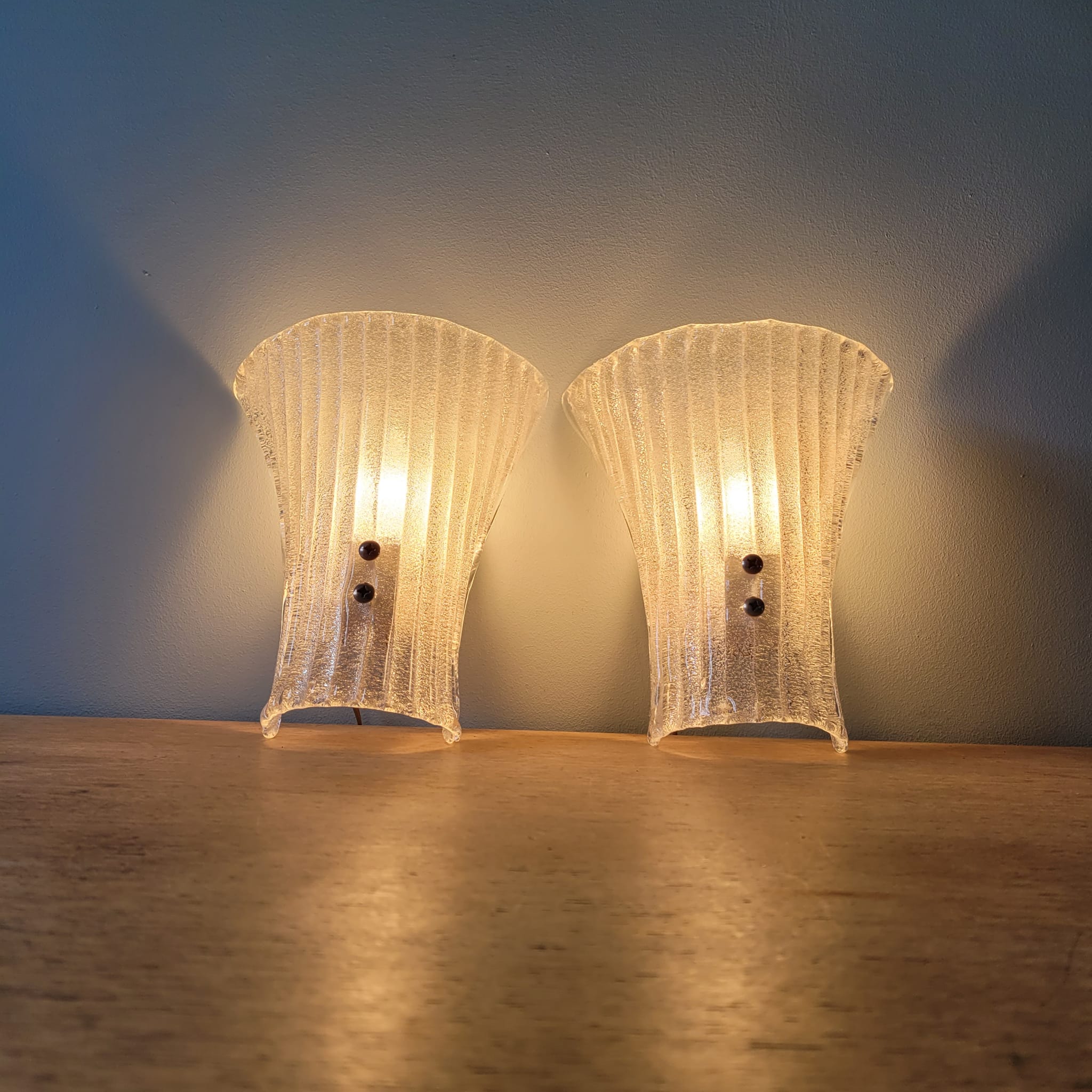 Paire d'appliques murales en verre givré, années 60