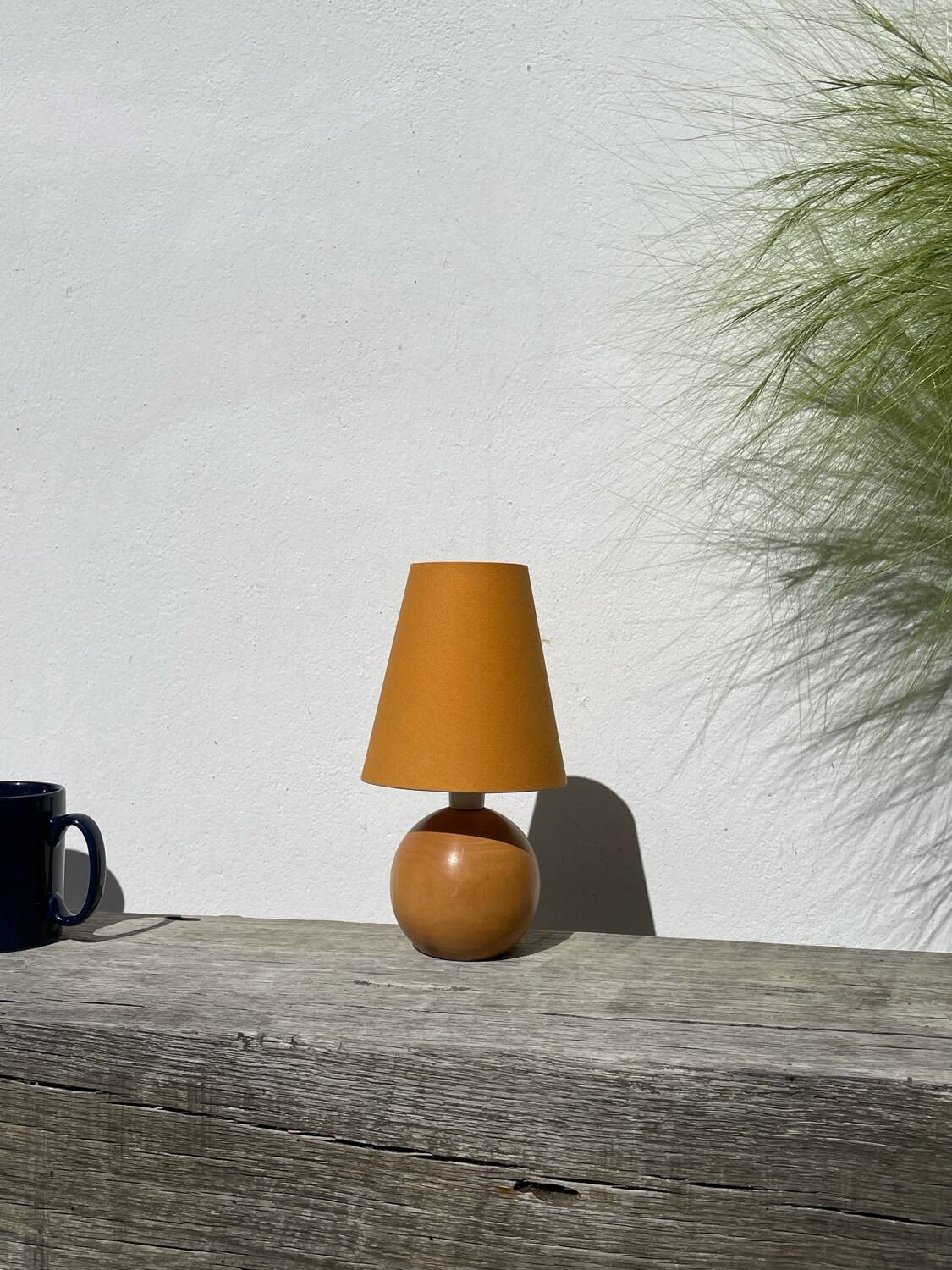 Lampe boule en bois tourné jaune 1980