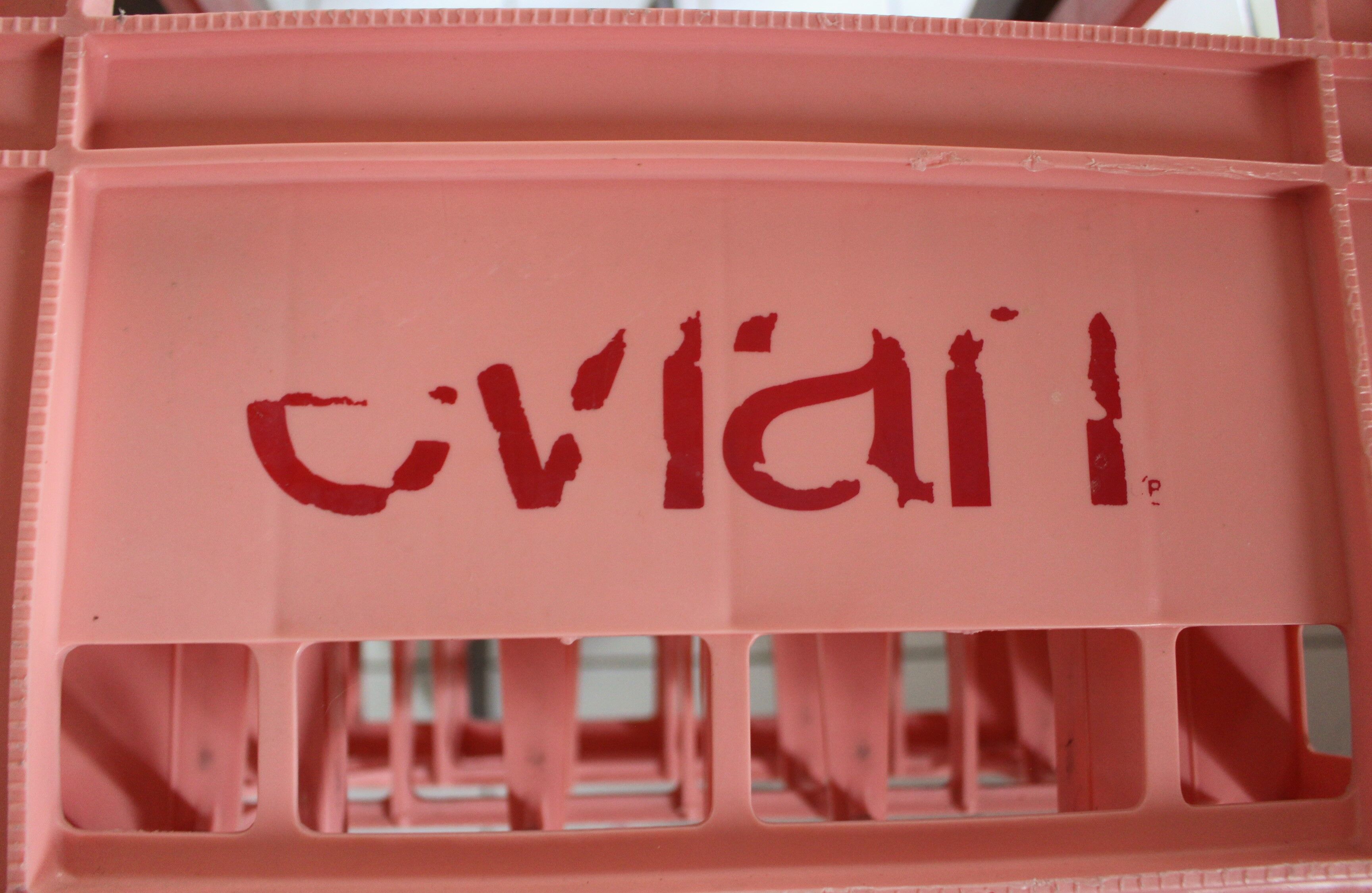 Locker 12 bottles Evian pink plastic