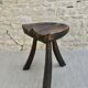 Tabouret tripode en bois massif, avec assise sculptée