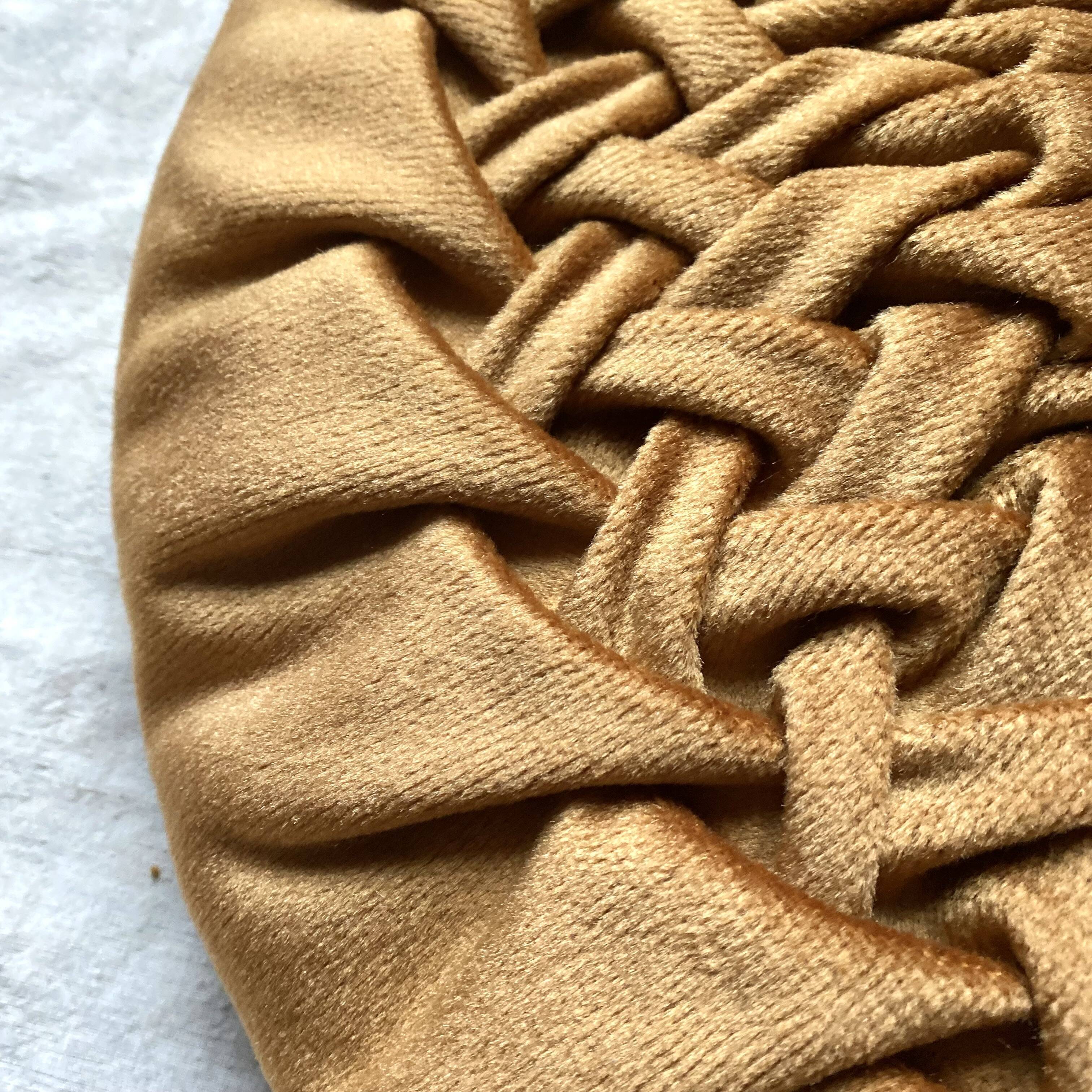Round vintage cushion in pleated velvet
