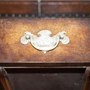 Table Console Antique en Cuir Clouté Style Gothique Pugin Restaurée