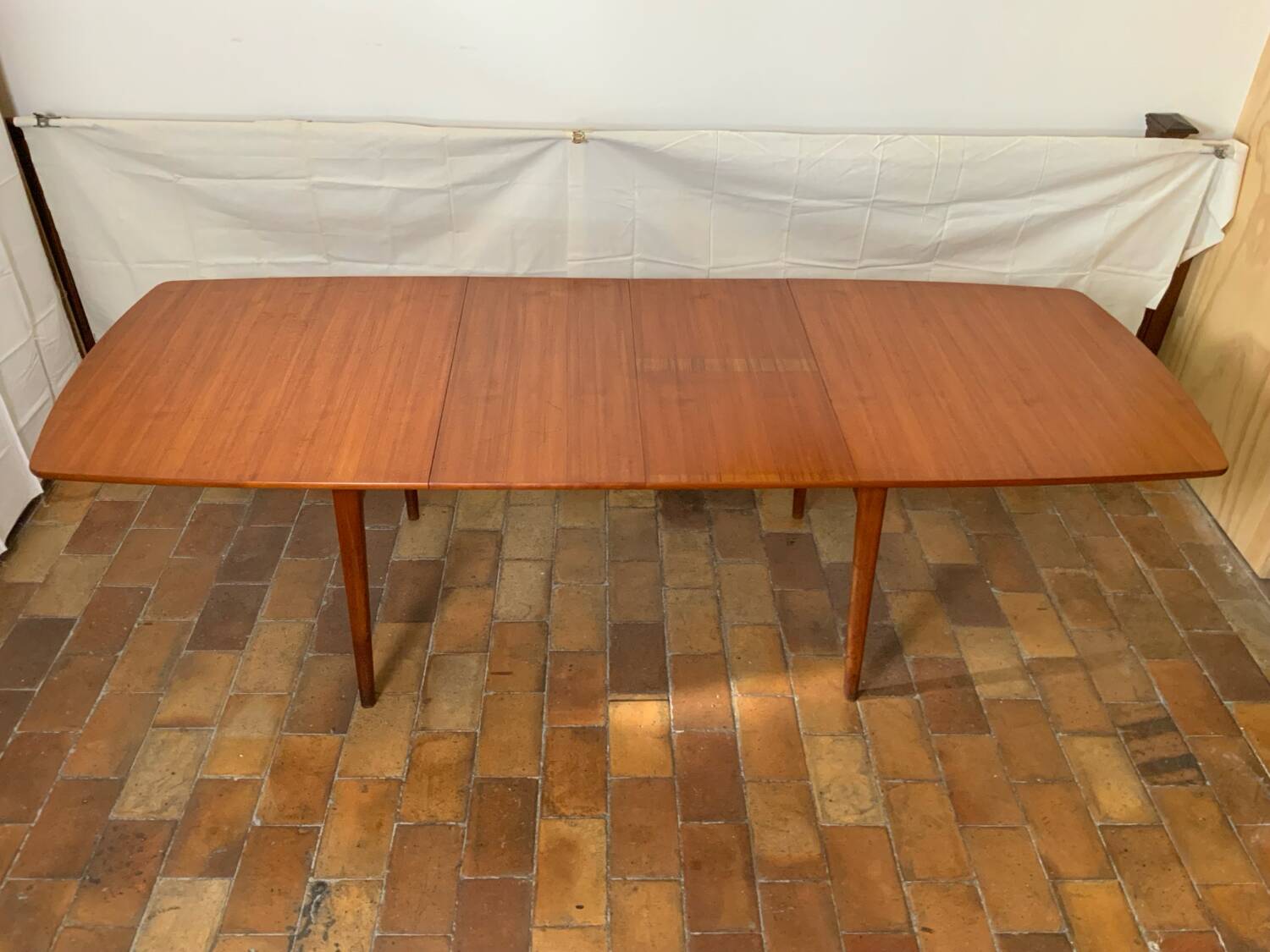 Extendable dining table