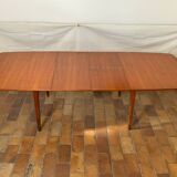 Extendable dining table