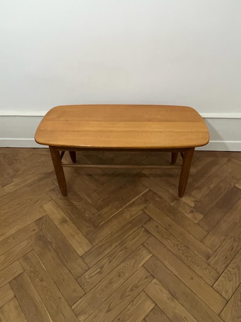 Table basse en chêne massif, travail français, années 1960