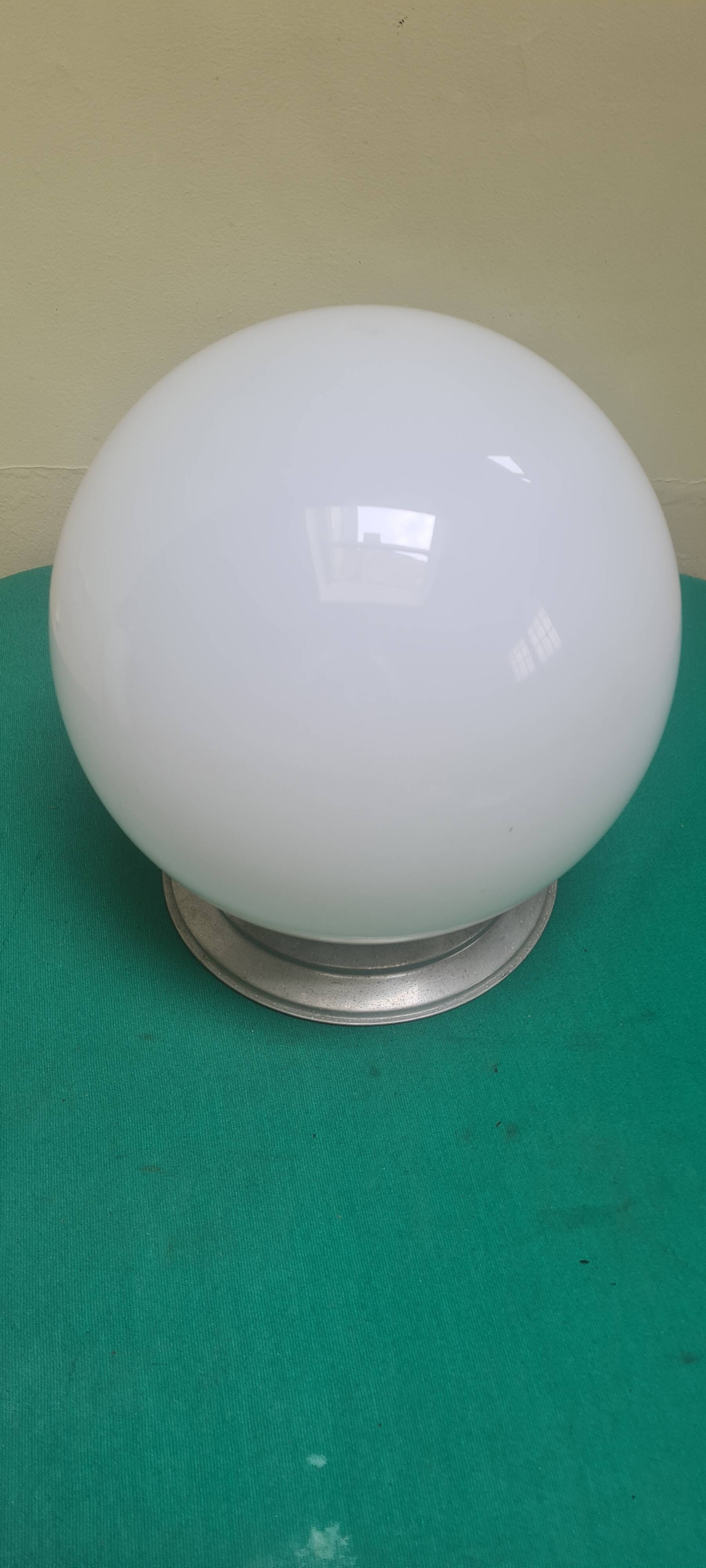 Plafonnier grand globe opaline anneés 50/ 60
