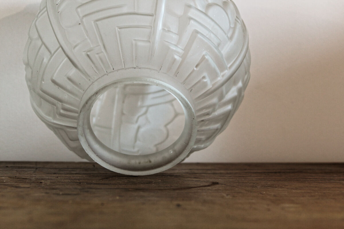Globe en verre moulé, art déco