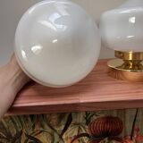 Paire d’appliques murales globes en opaline blanche