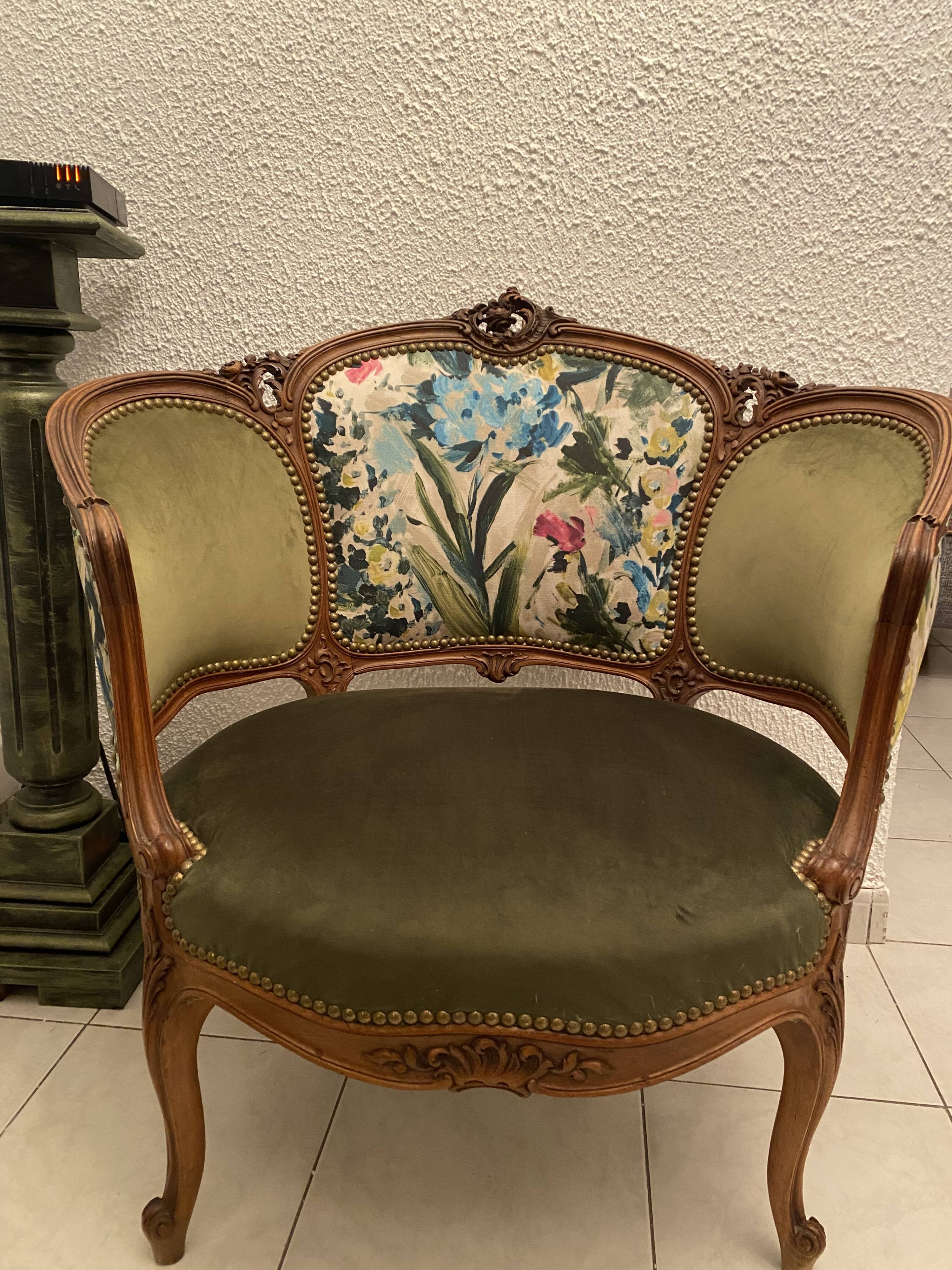 Paire de fauteuils en bois sculpté, XXème s.