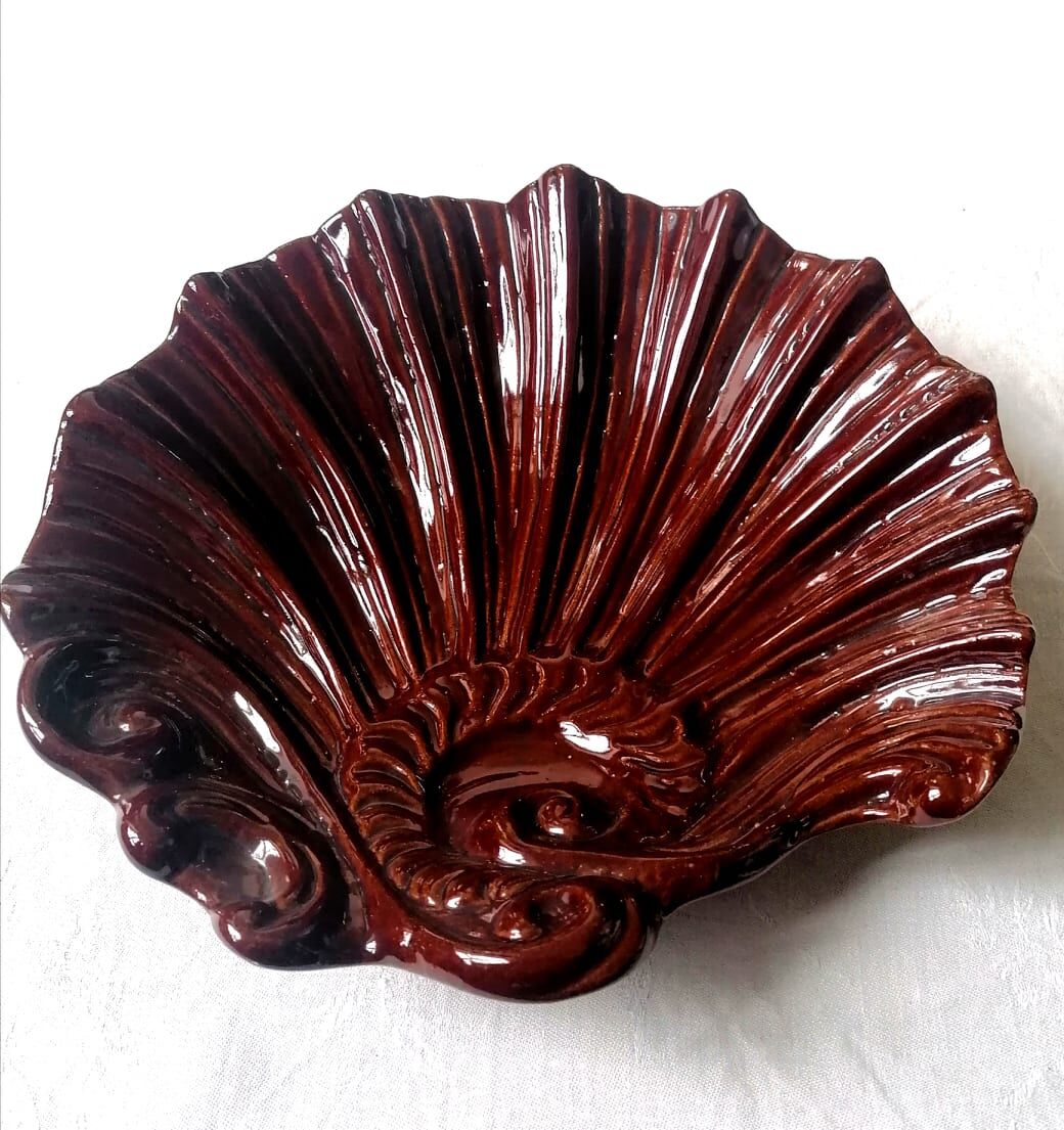 Shell cuts in roccoco earthenware