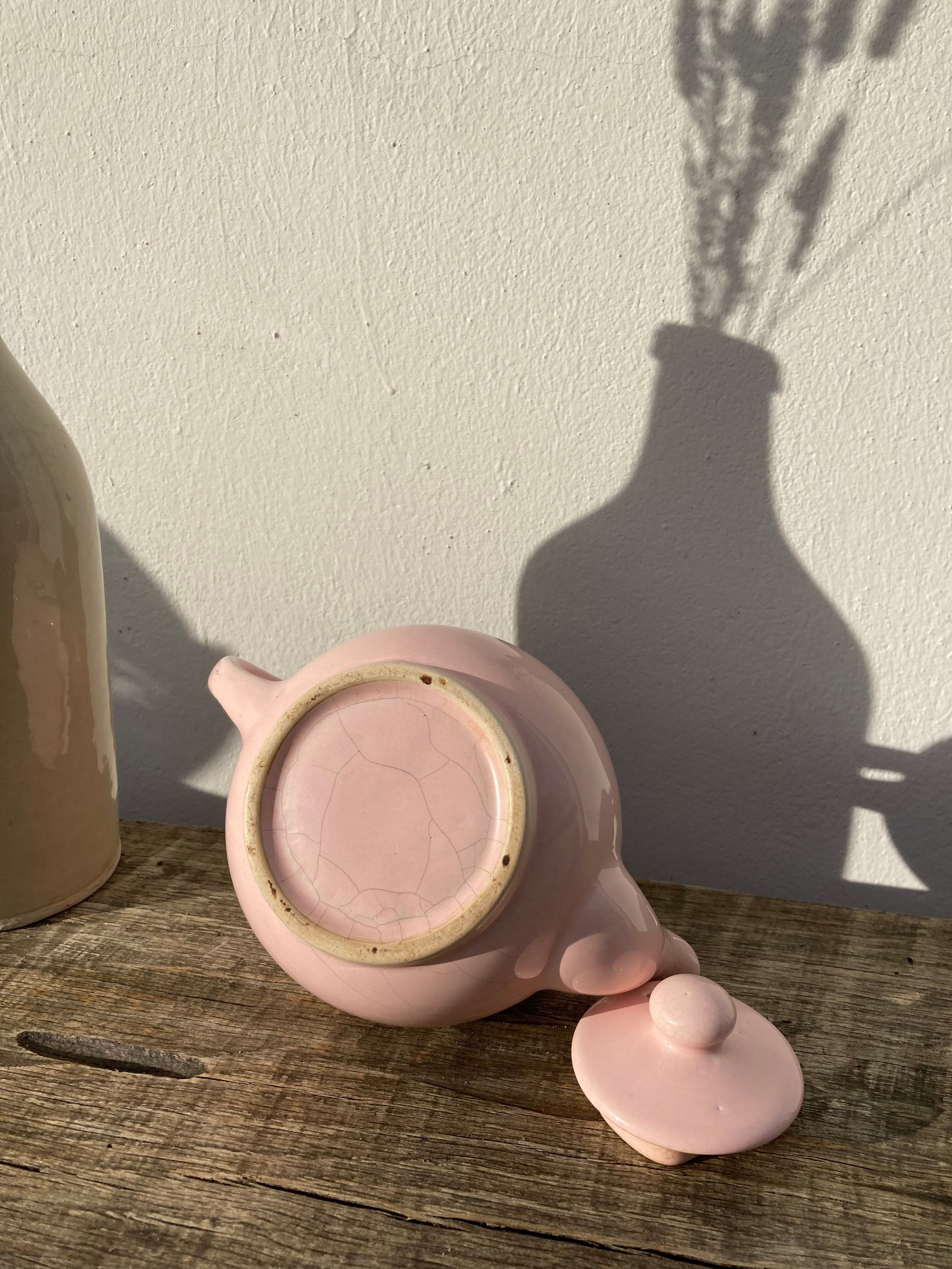 Théière anglaise en céramique rose vintage