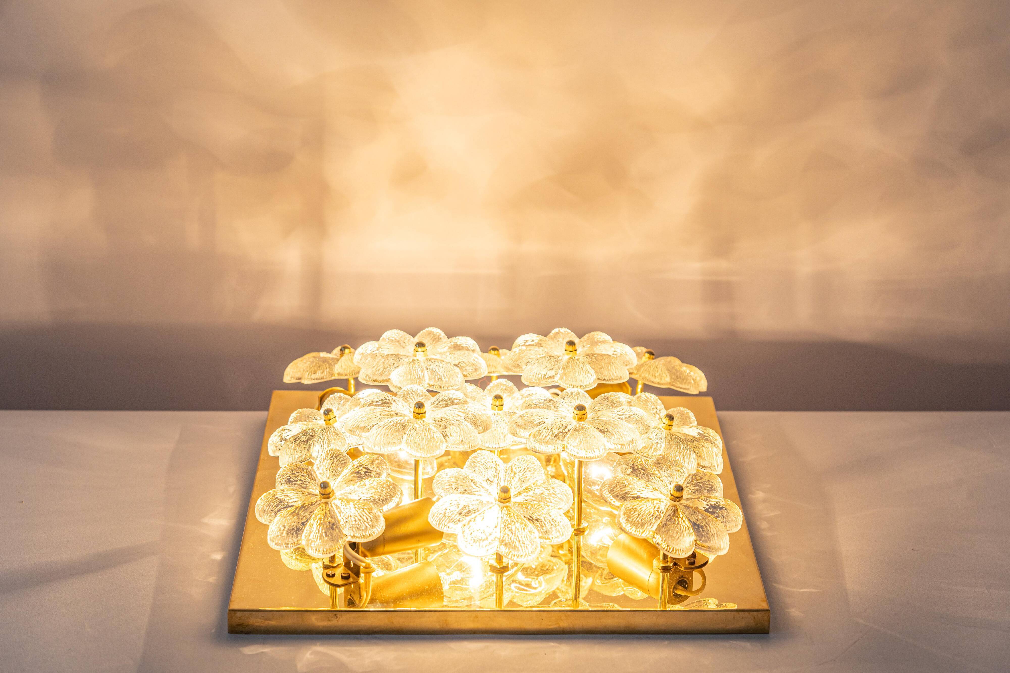 Magnificent small wall lamp/ceiling fixture in glass in the shape of a flower E. Palme, Germany.