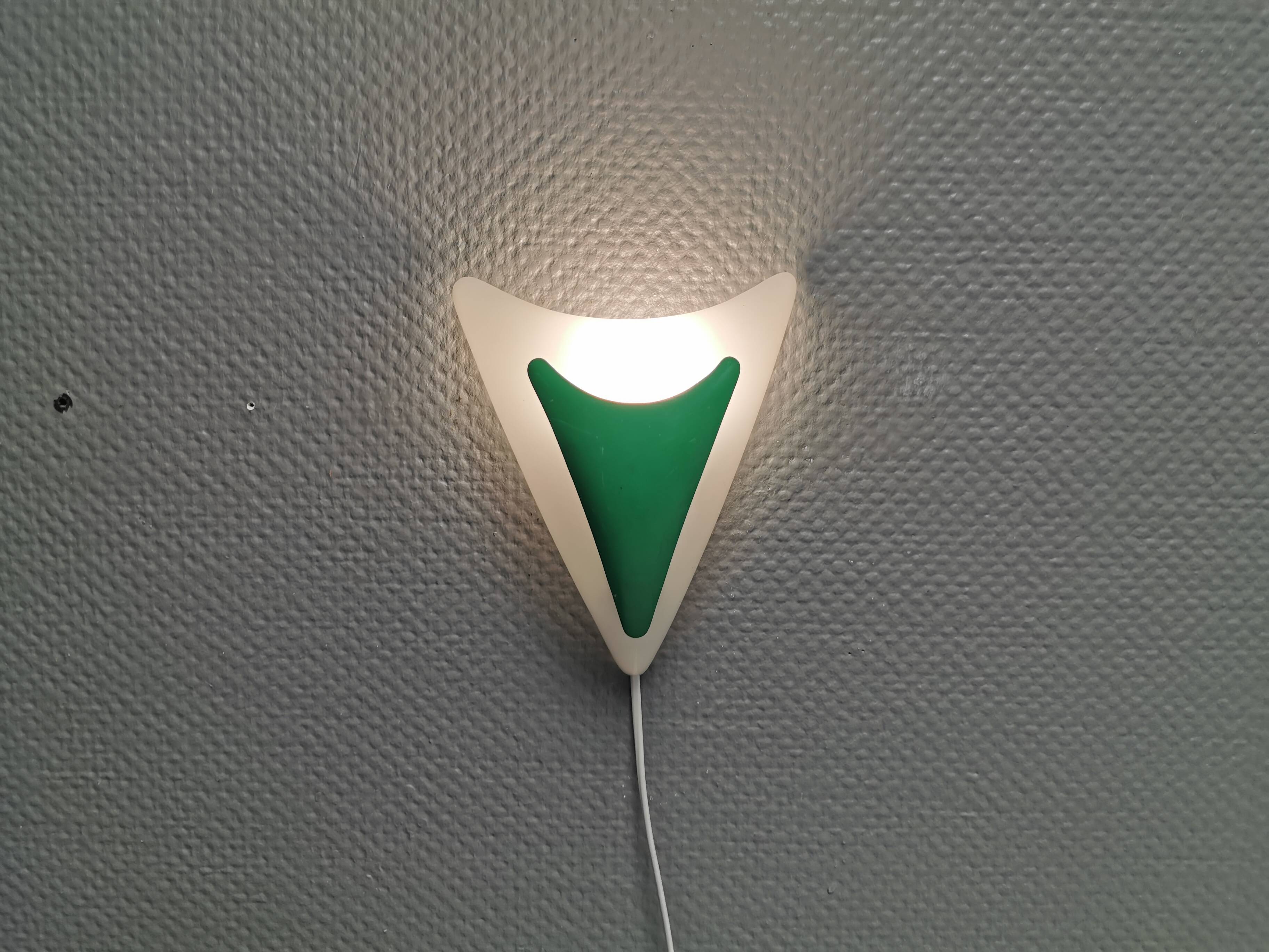 Beautiful and fun wall lamp, in hard pressed white plastic danish 1980s