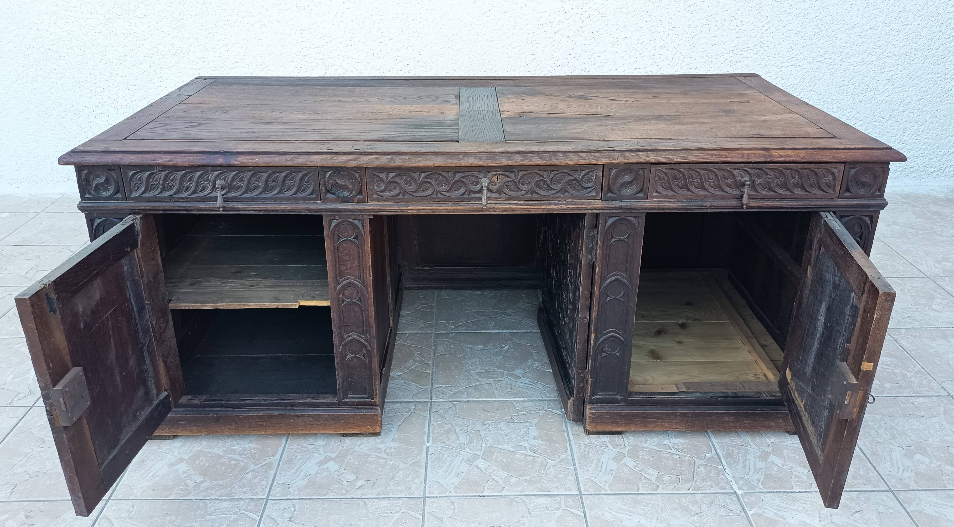 Large Gothic desk in solid oak from the 19th century.