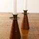 2x petits chandeliers triangulaires vintage en teck et laiton incrustés