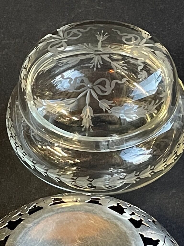 Engraved crystal bonbonnière and openwork silver basket in Louis XVI style