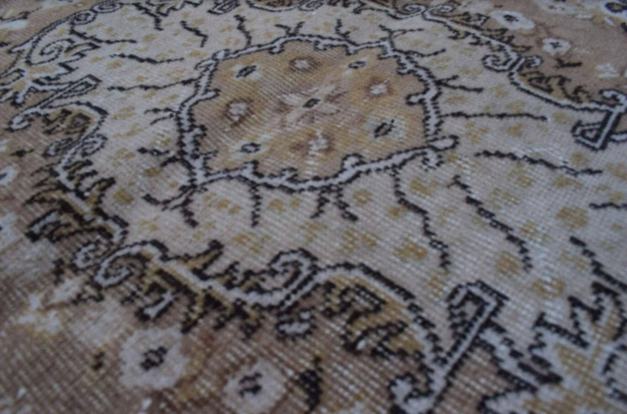 Vintage handmade Turkish rug 117x204 cm