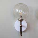 Paire d'appliques anciennes en métal chromé et globes en verre craquelé vintage