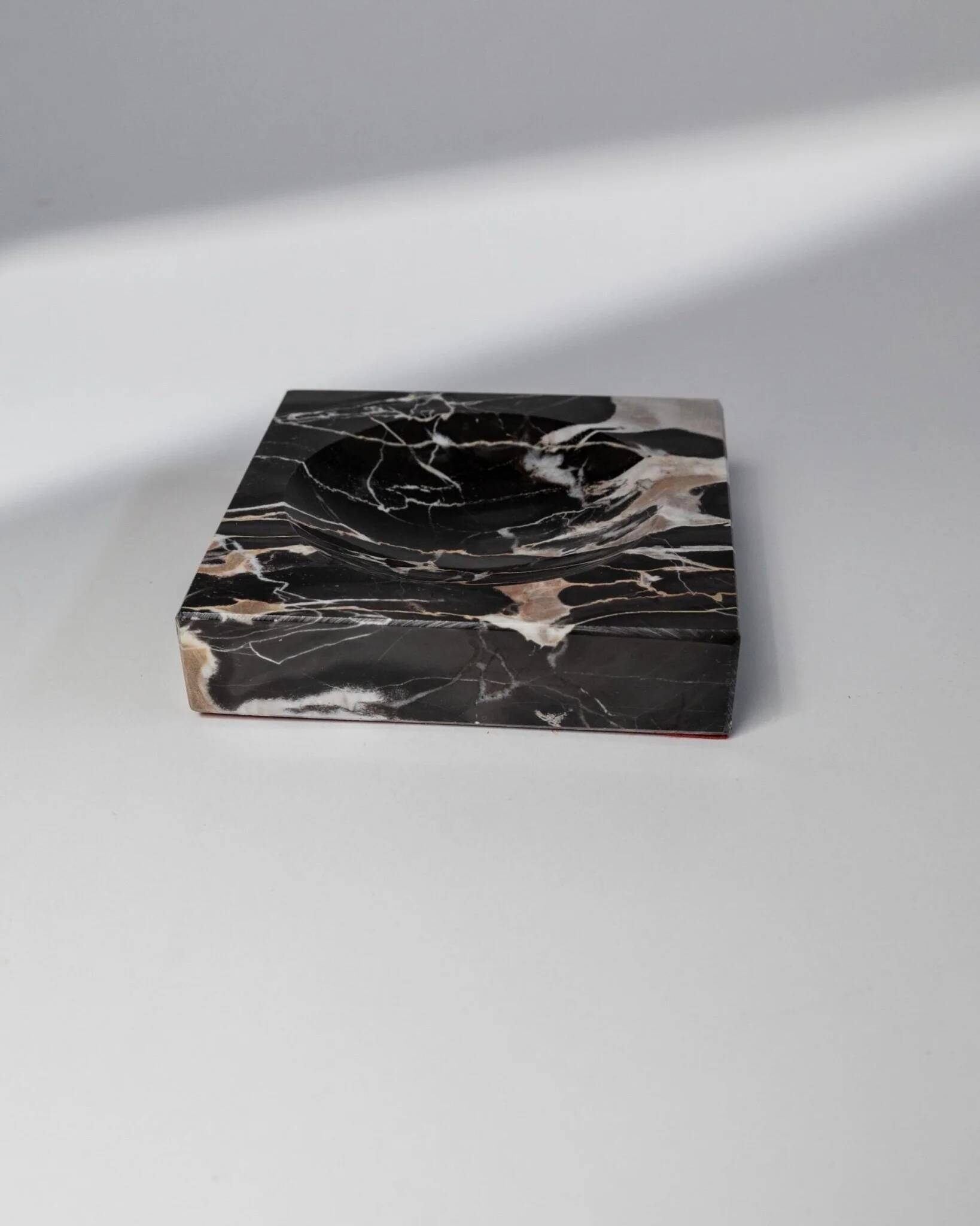 Cendrier vintage en marbre noir, beige et blanc avec base en tissu rouge - Design italien des années 1970, sculpture de bureau lourde