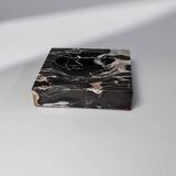 Cendrier vintage en marbre noir, beige et blanc avec base en tissu rouge - Design italien des années 1970, sculpture de bureau lourde