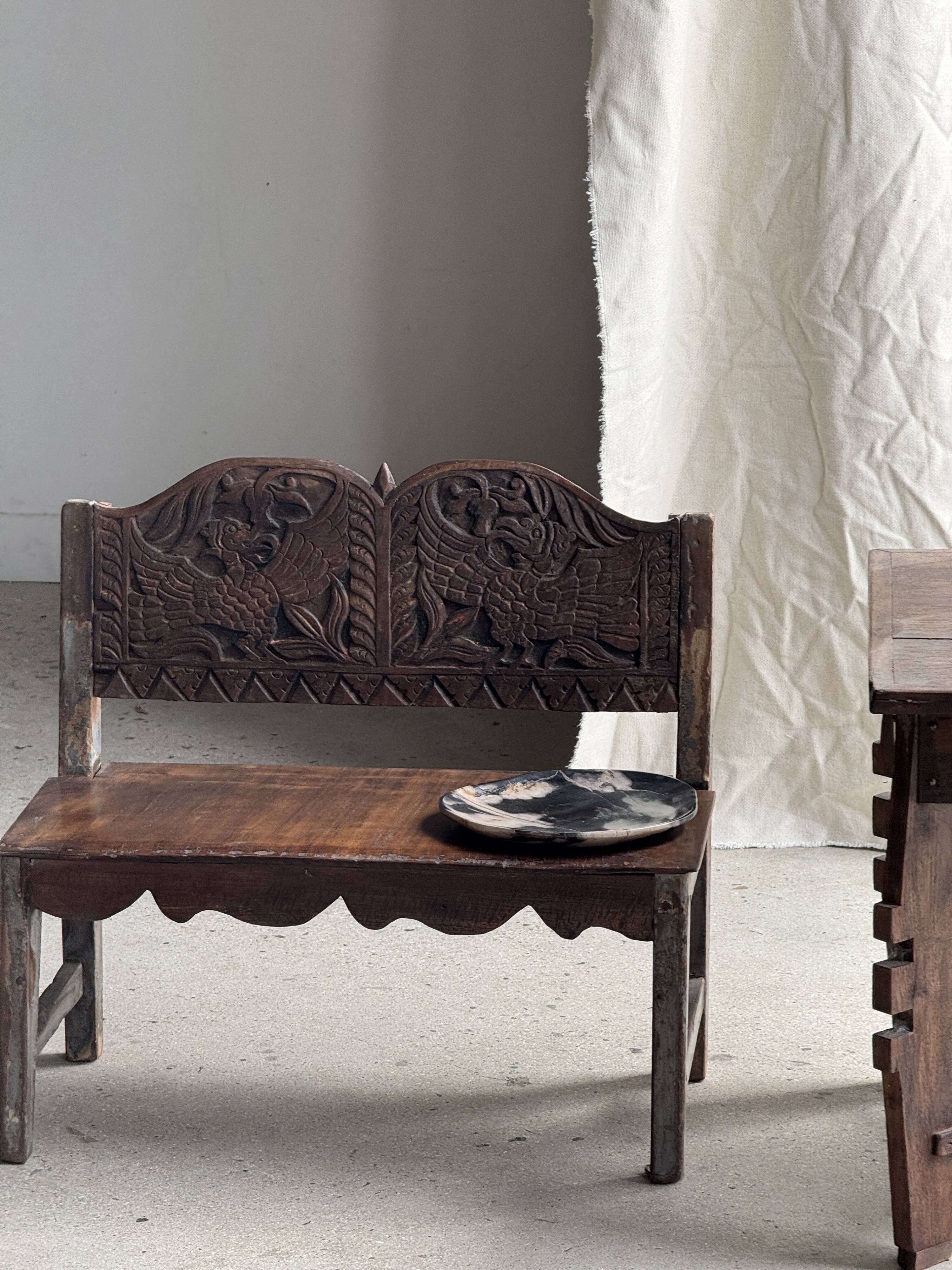 Mini banc à dossier sculpté à motif d'oiseaux stylisés H58 L61