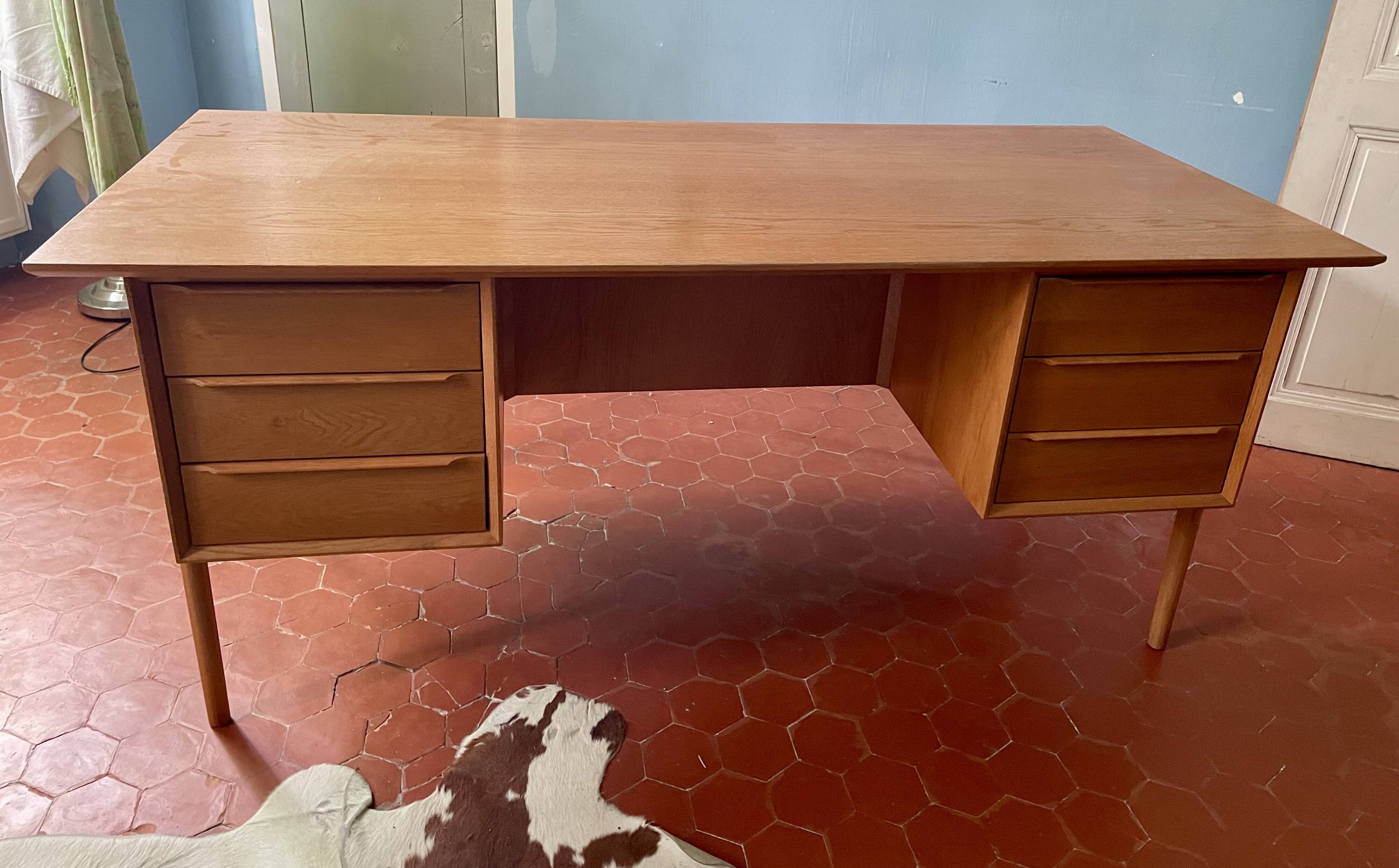Grand bureau scandinave en bois milieu de siècle