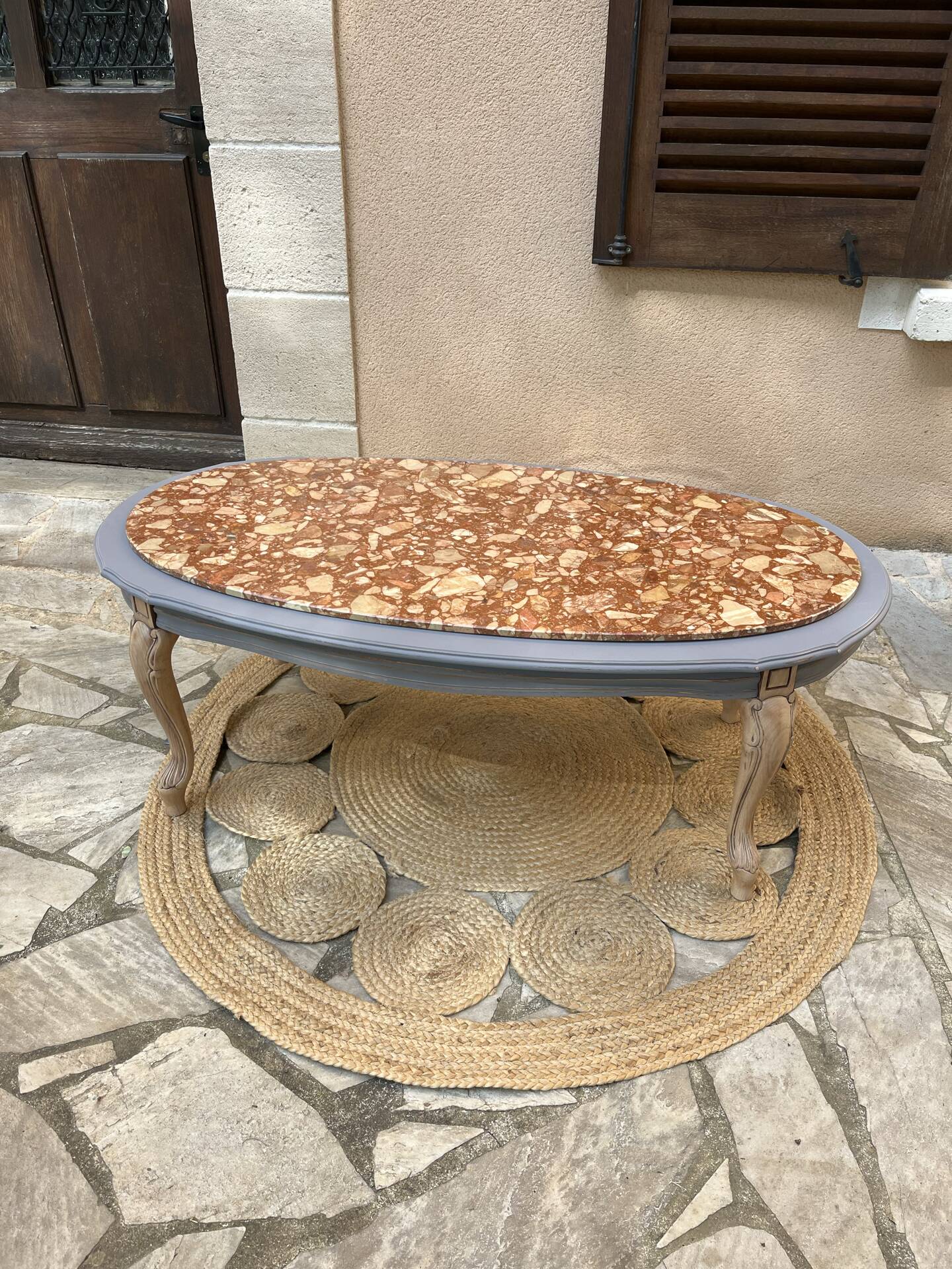 Oval coffee table in marble and wood