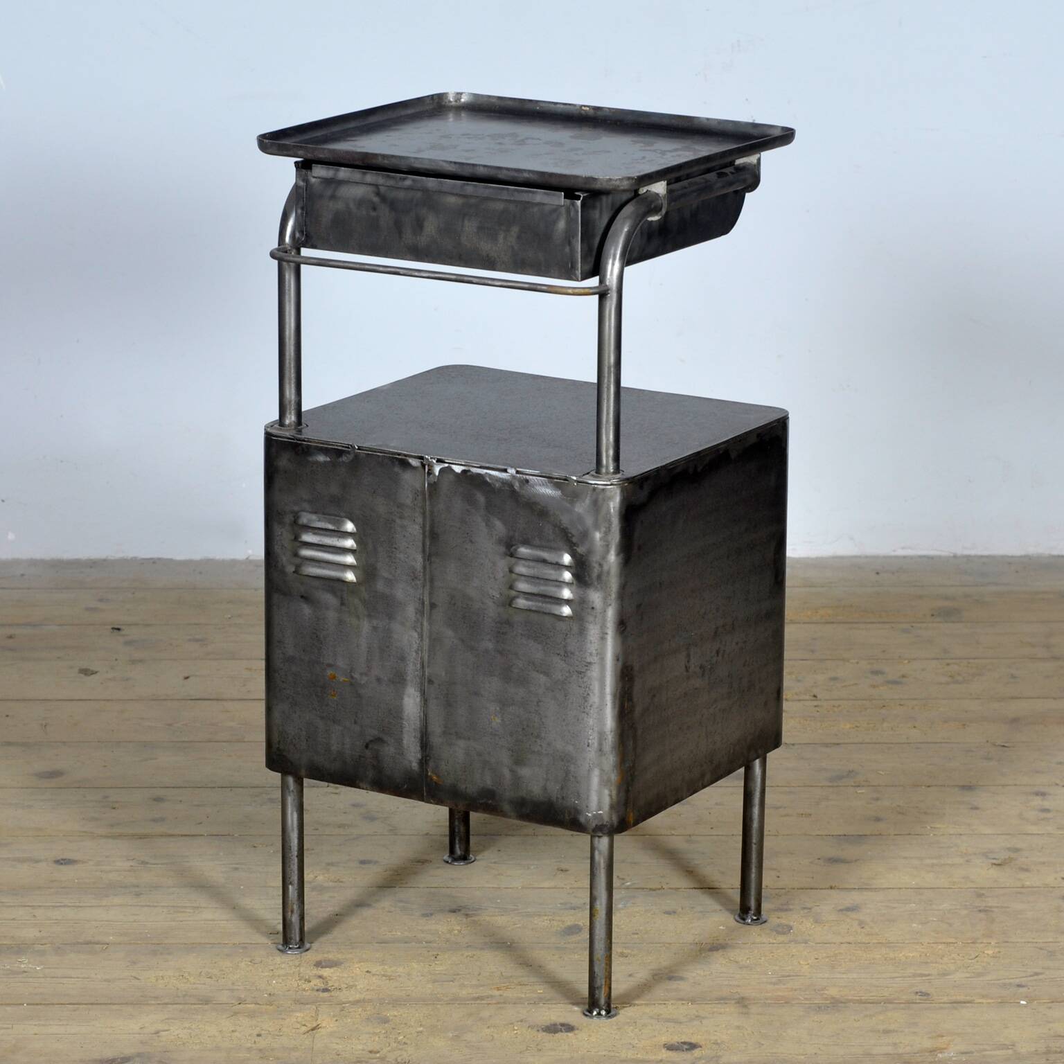 Table de nuit en fer, vers 1950