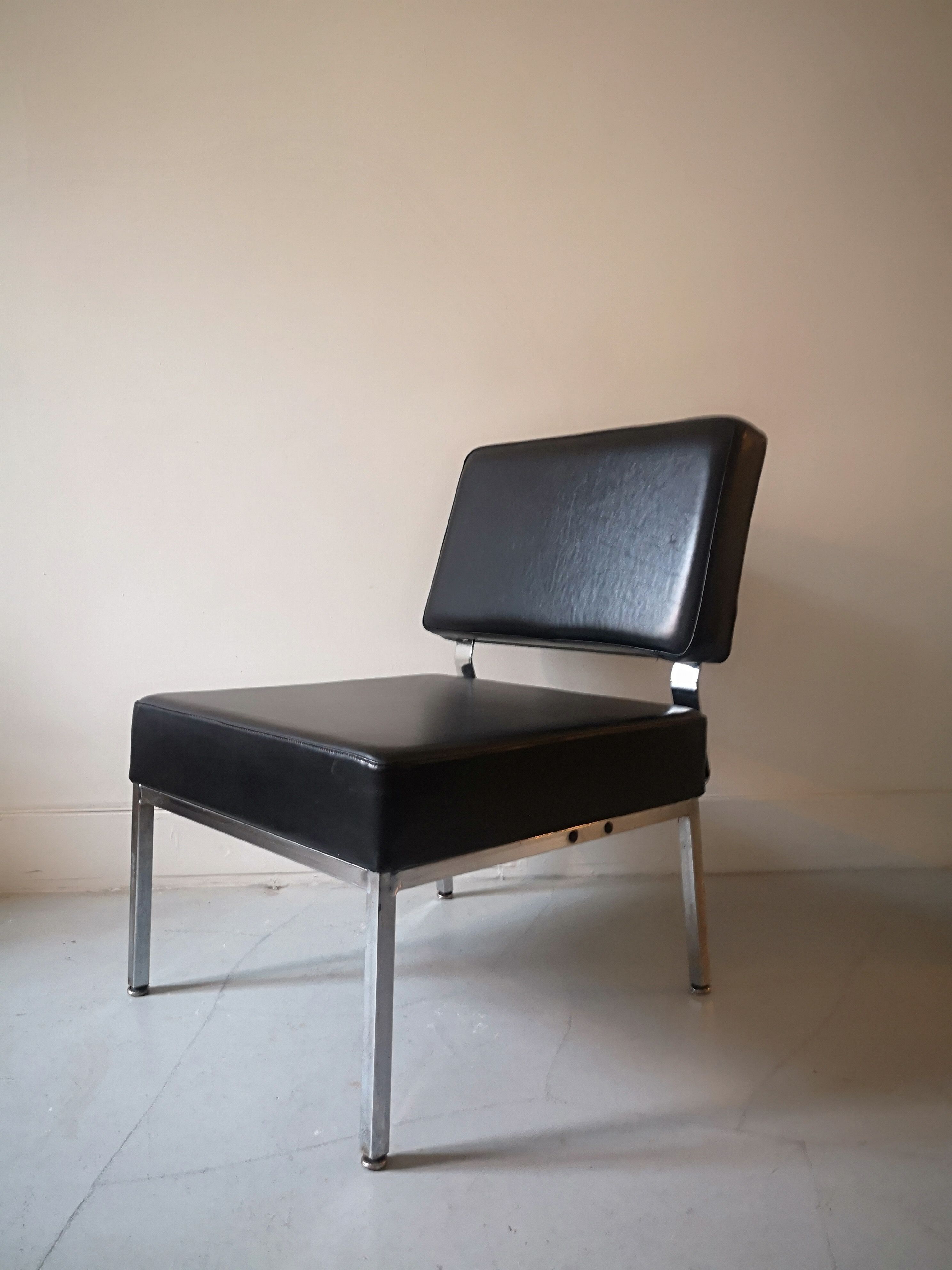 Chauffeuse en skai noir et chrome, 1970