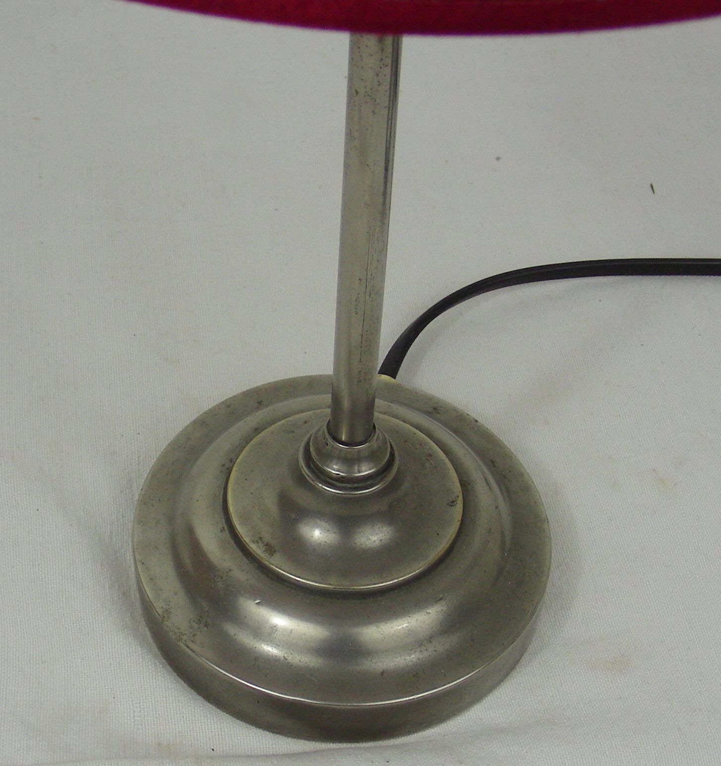 Lampe sur pieds ancienne rouge en laiton nickelé socle plomb
