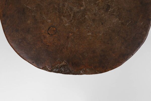 Tabouret tripode rustique et sculptural en chêne, France vers 1850