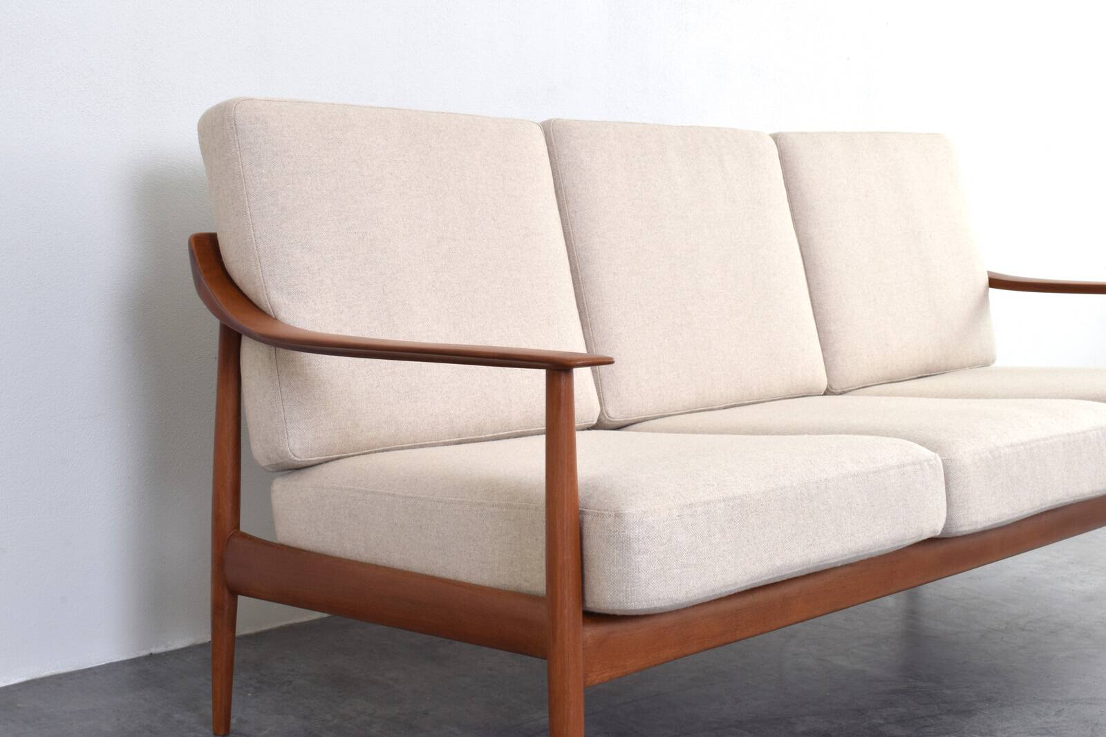 Mid-Century Teak Sofa from Knoll Antimott, 1960s.