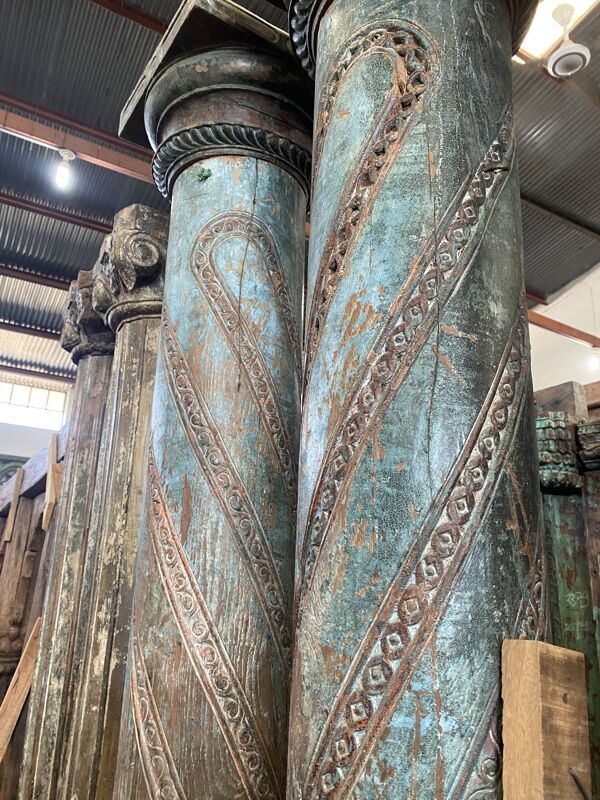 Colonne en bois sculpté